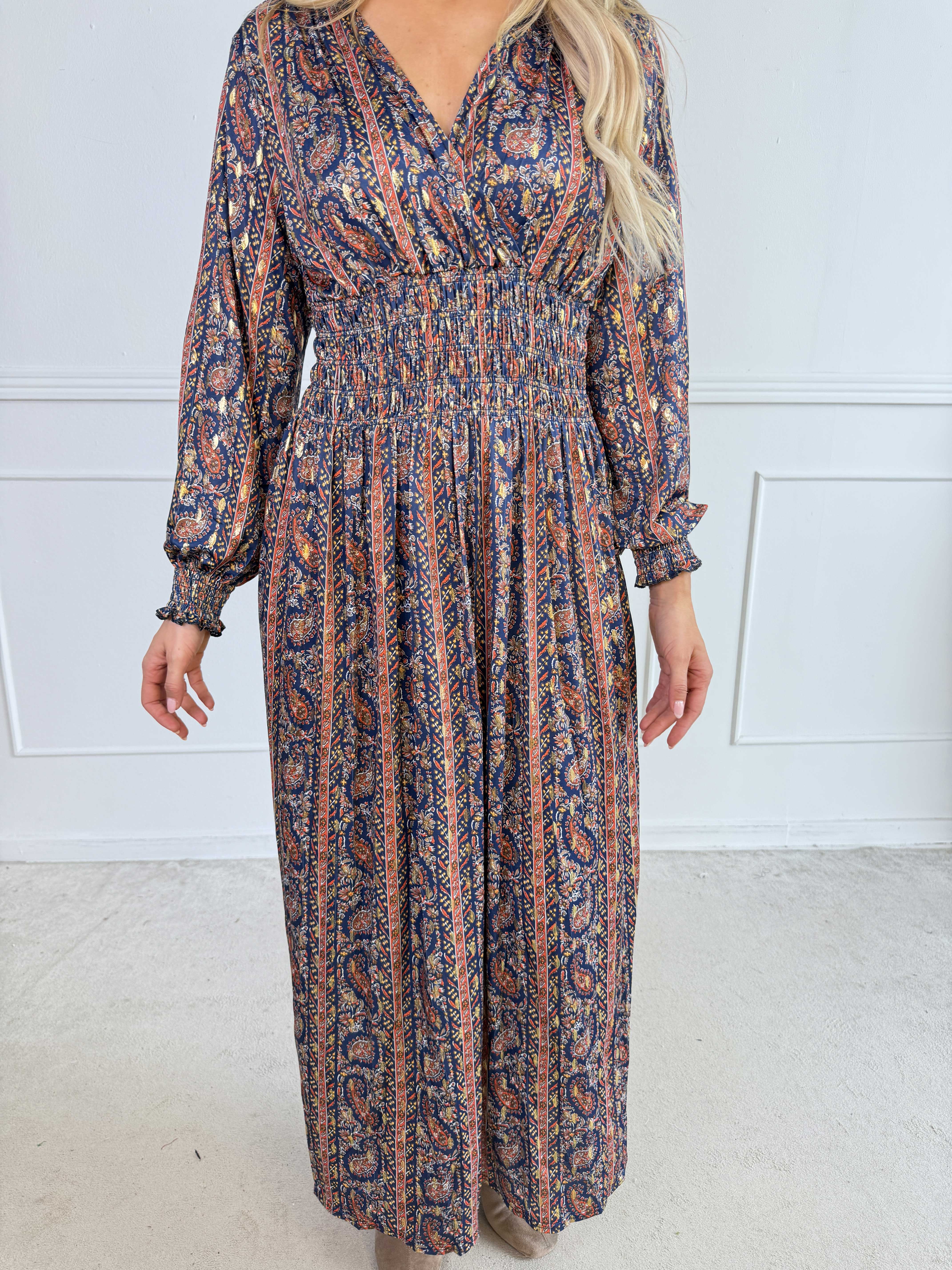 Pams Tapestry L/S - Smuk kjole med farverigt paisleyprint og elegante gulddetaljer