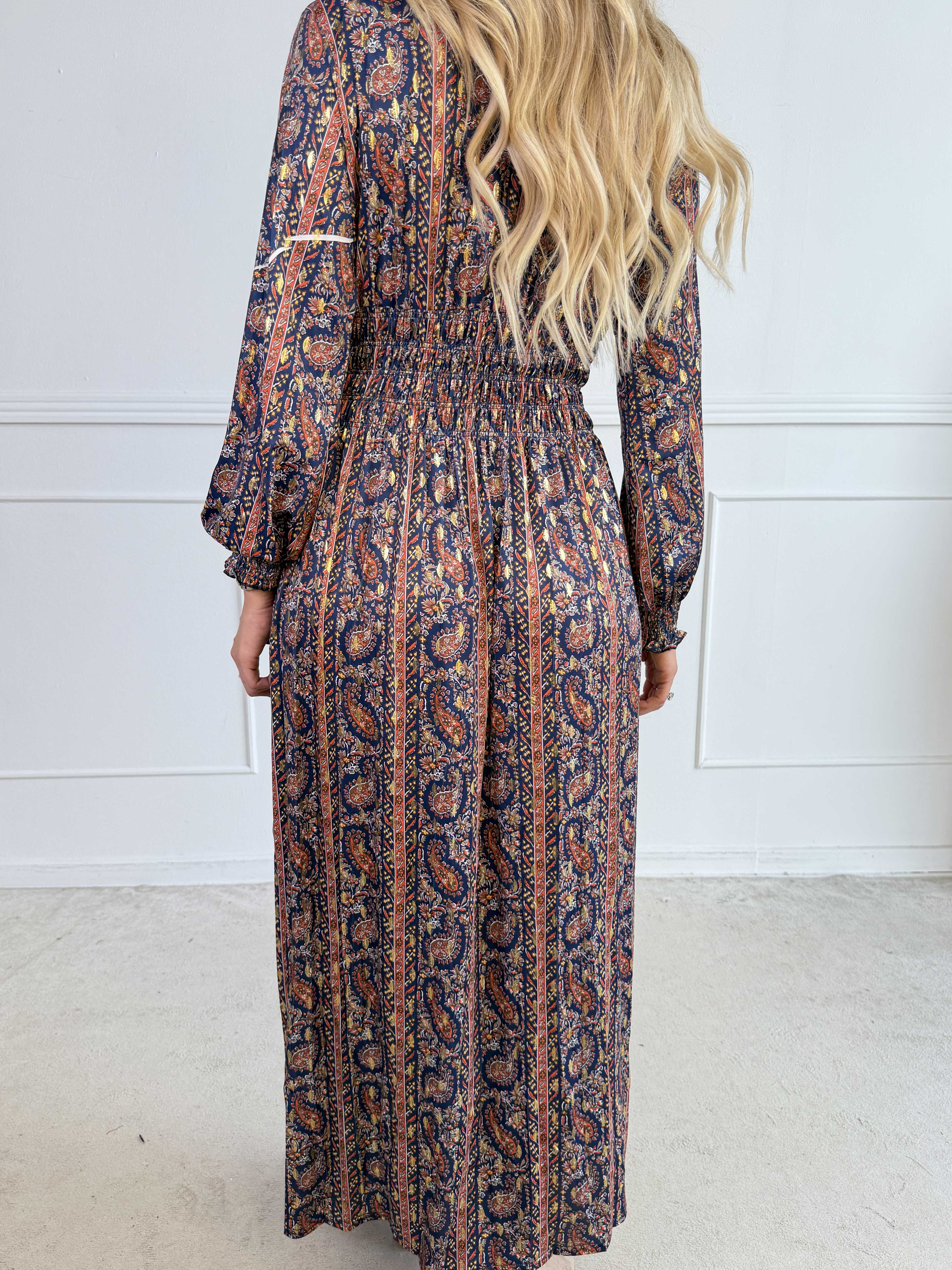 Pams Tapestry L/S - Smuk kjole med farverigt paisleyprint og elegante gulddetaljer