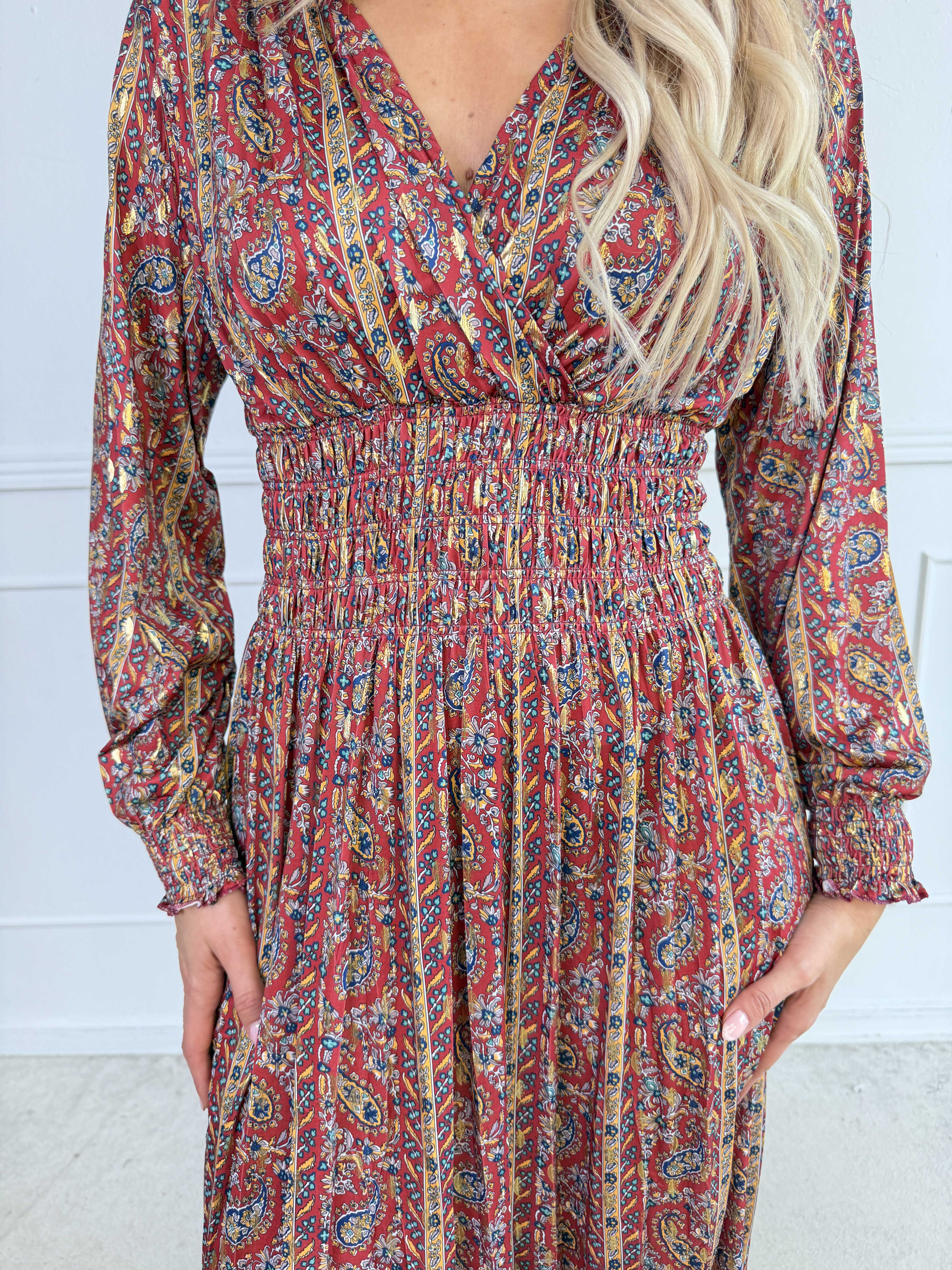 Pams Tapestry L/S - Smuk kjole med farverigt paisleyprint og elegante gulddetaljer