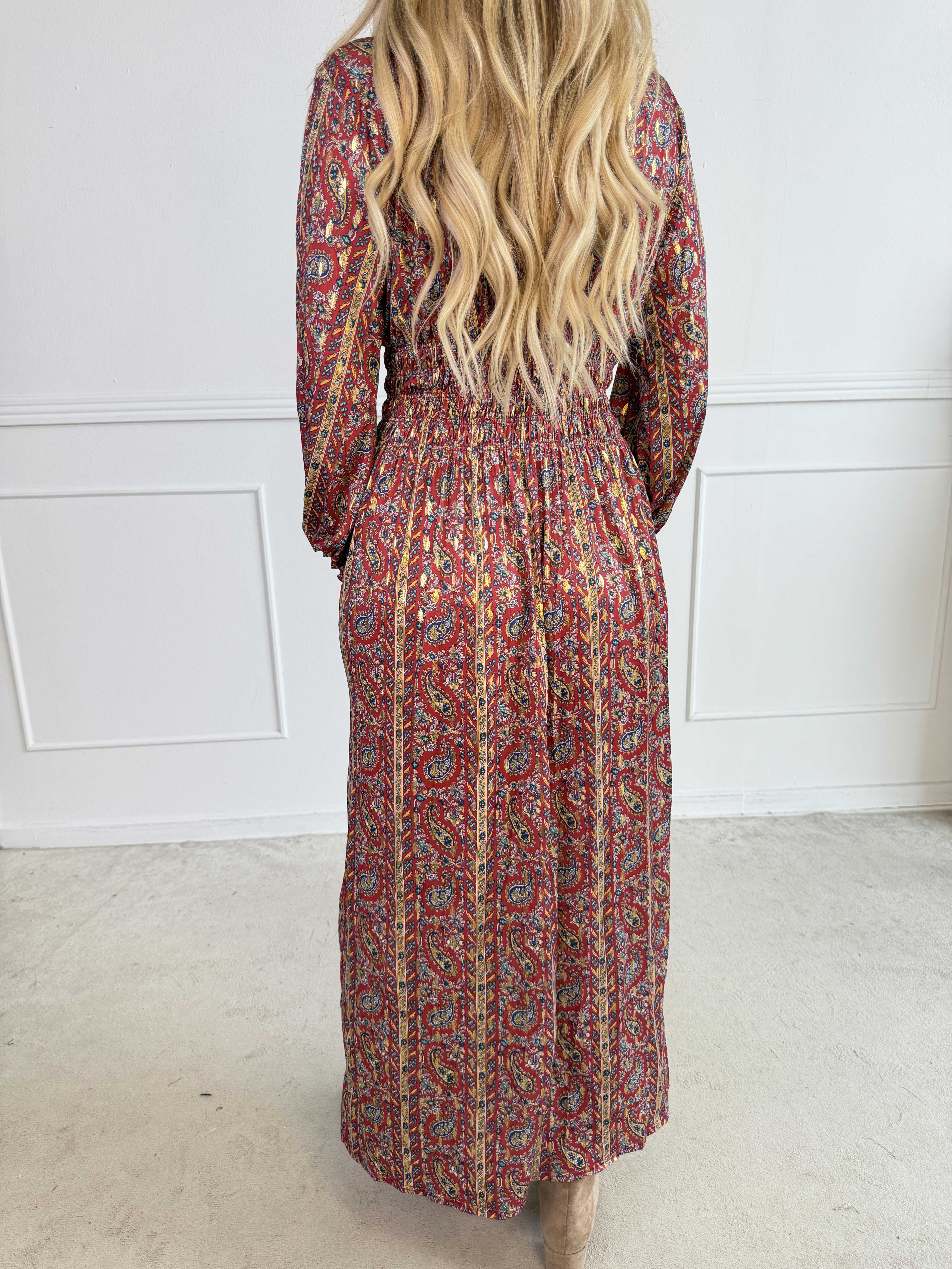 Pams Tapestry L/S - Smuk kjole med farverigt paisleyprint og elegante gulddetaljer