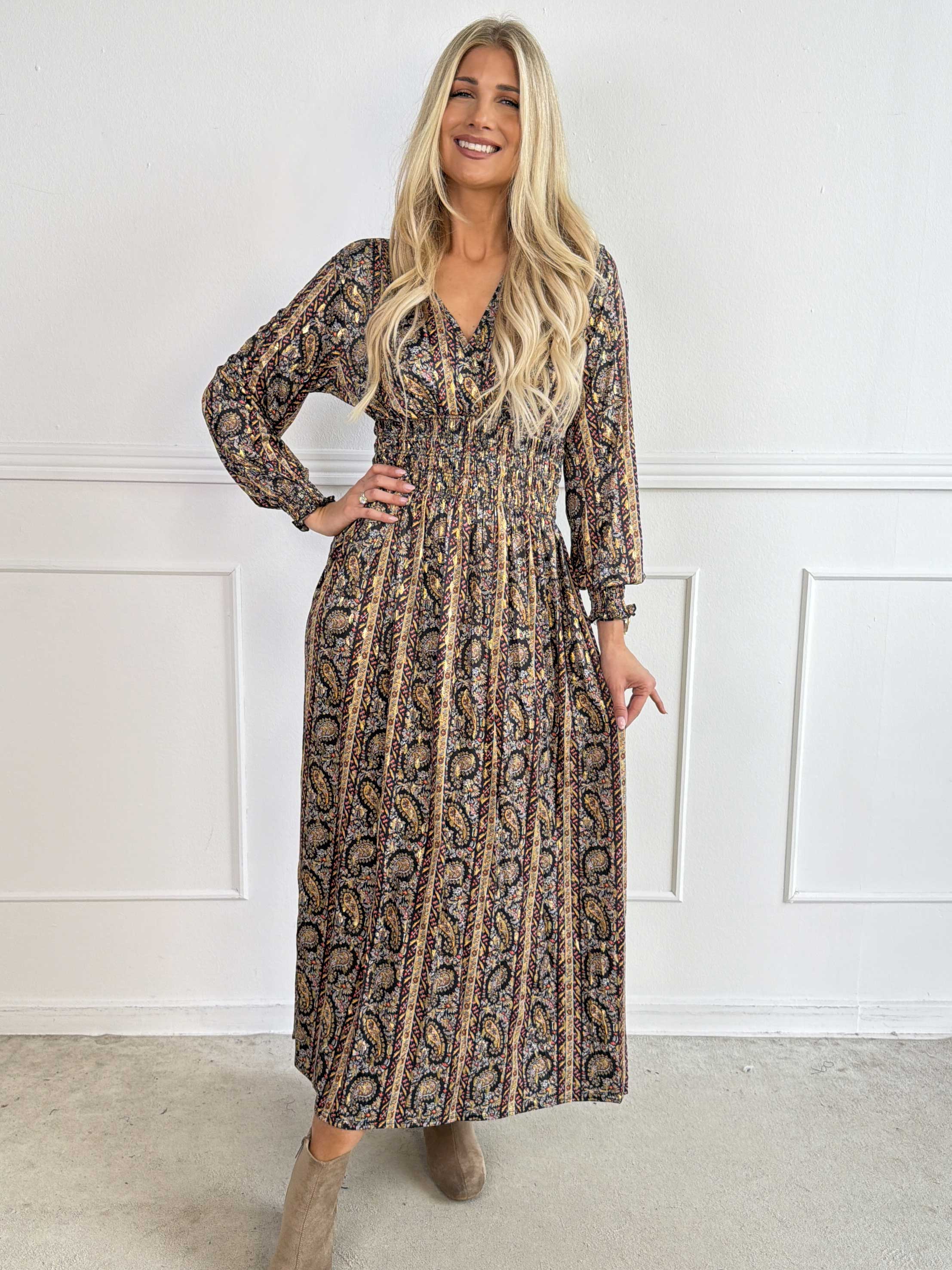 Pams Tapestry L/S - Smuk kjole med farverigt paisleyprint og elegante gulddetaljer