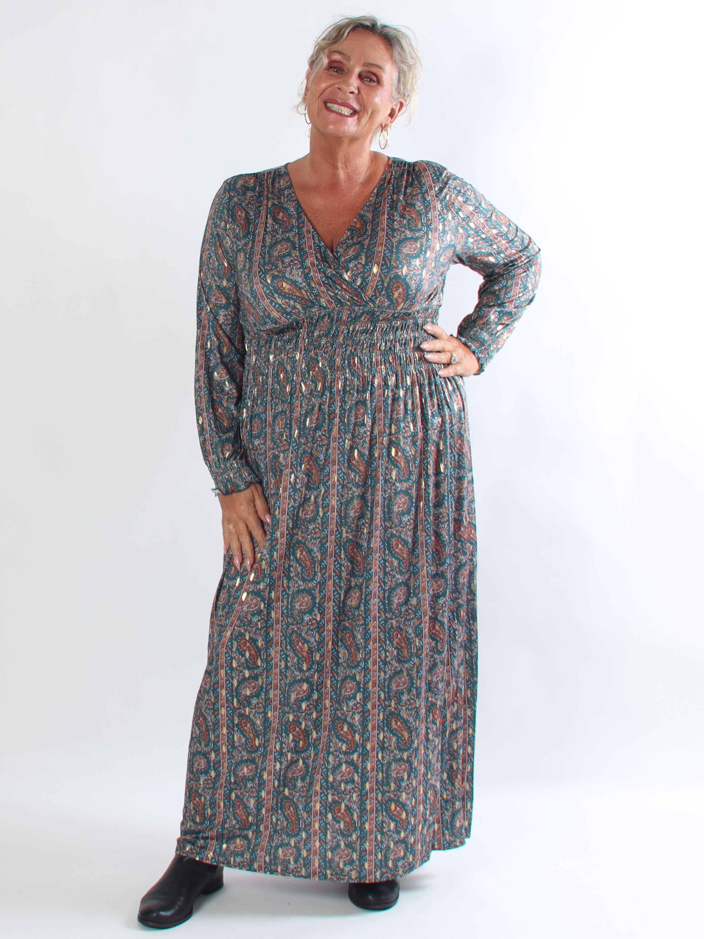 Pams Tapestry L/S - Plus size kjole med farverigt paisleyprint og elegante gulddetaljer