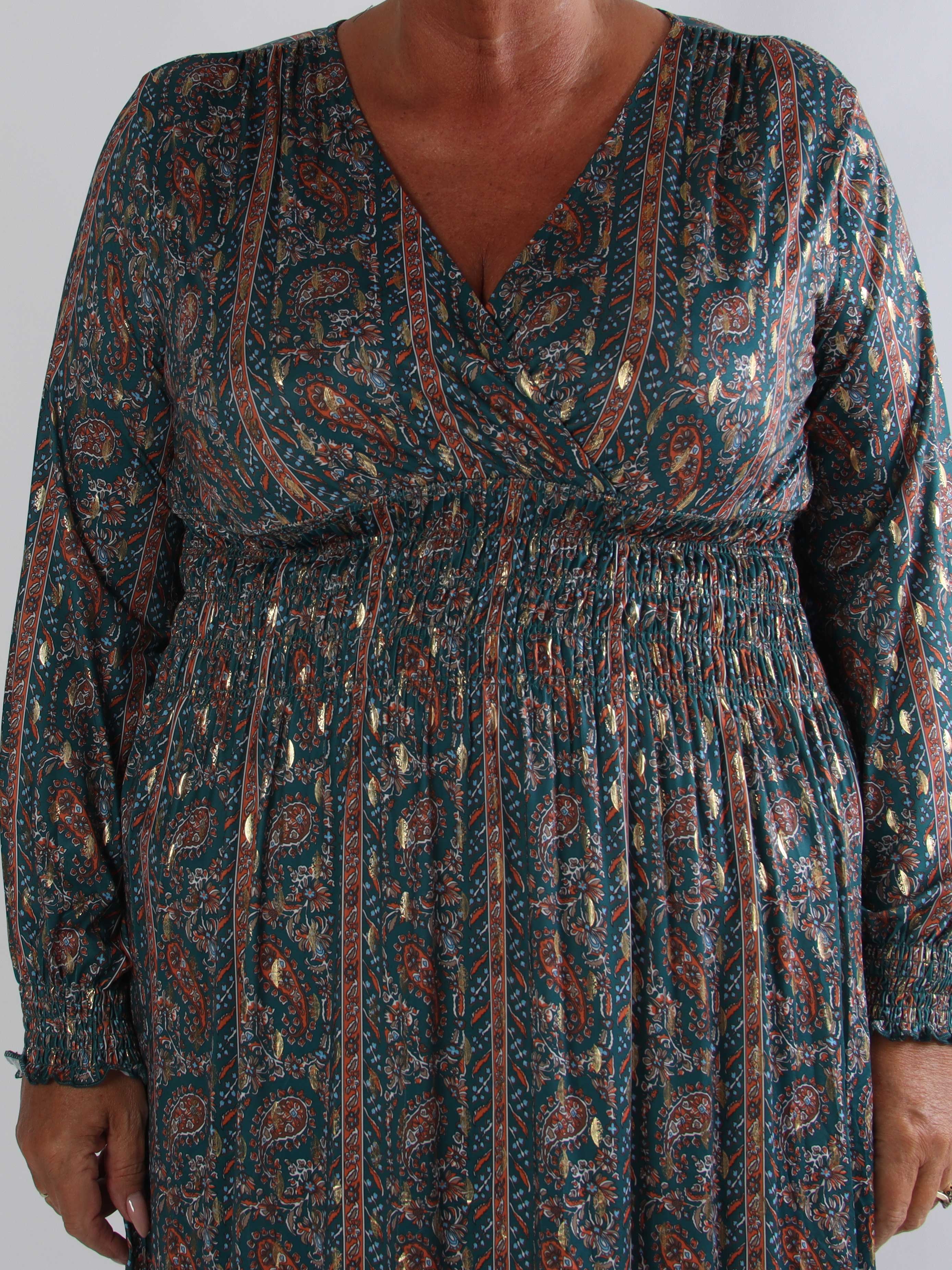 Pams Tapestry L/S - Plus size kjole med farverigt paisleyprint og elegante gulddetaljer