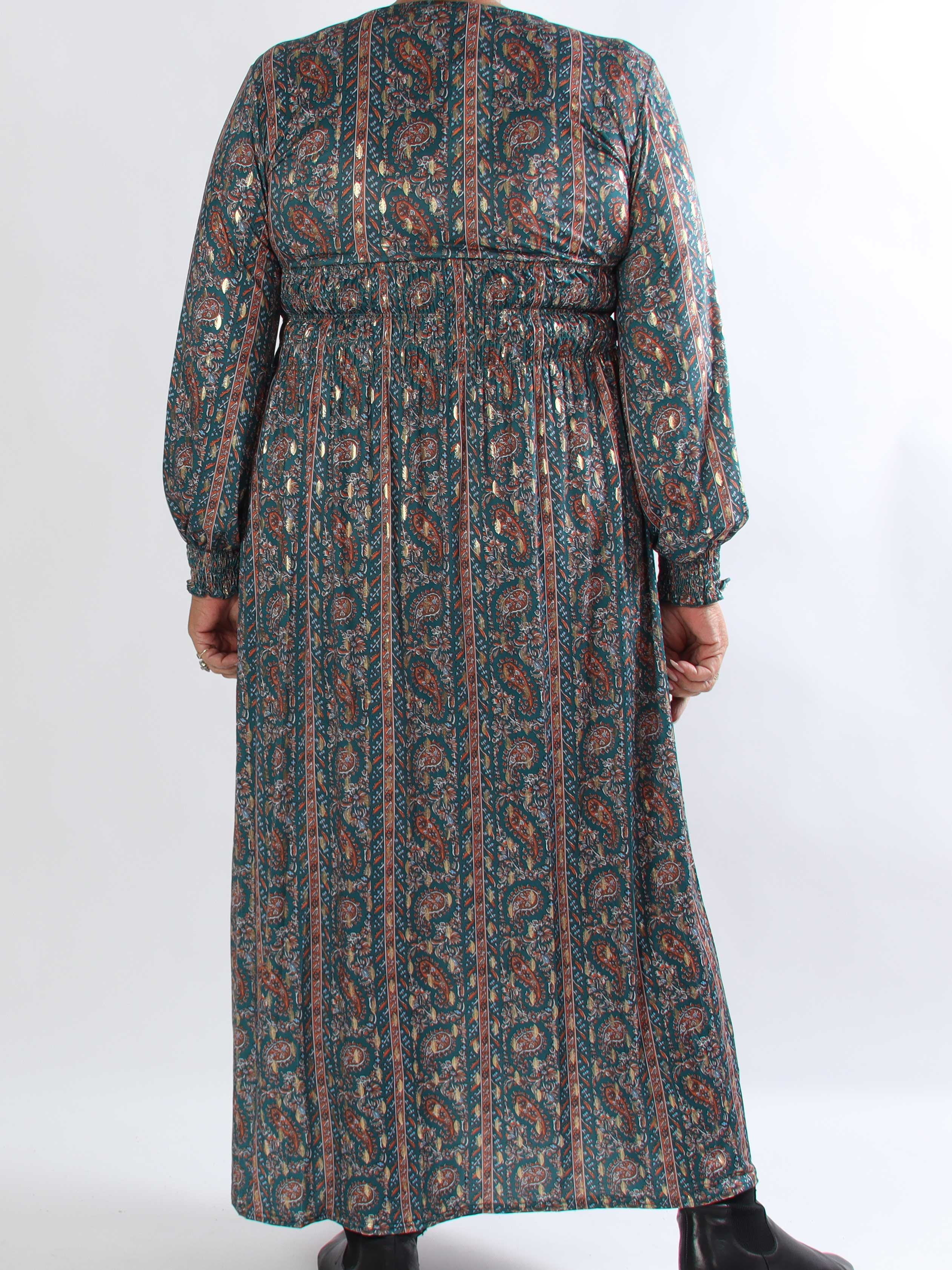 Pams Tapestry L/S - Plus size kjole med farverigt paisleyprint og elegante gulddetaljer