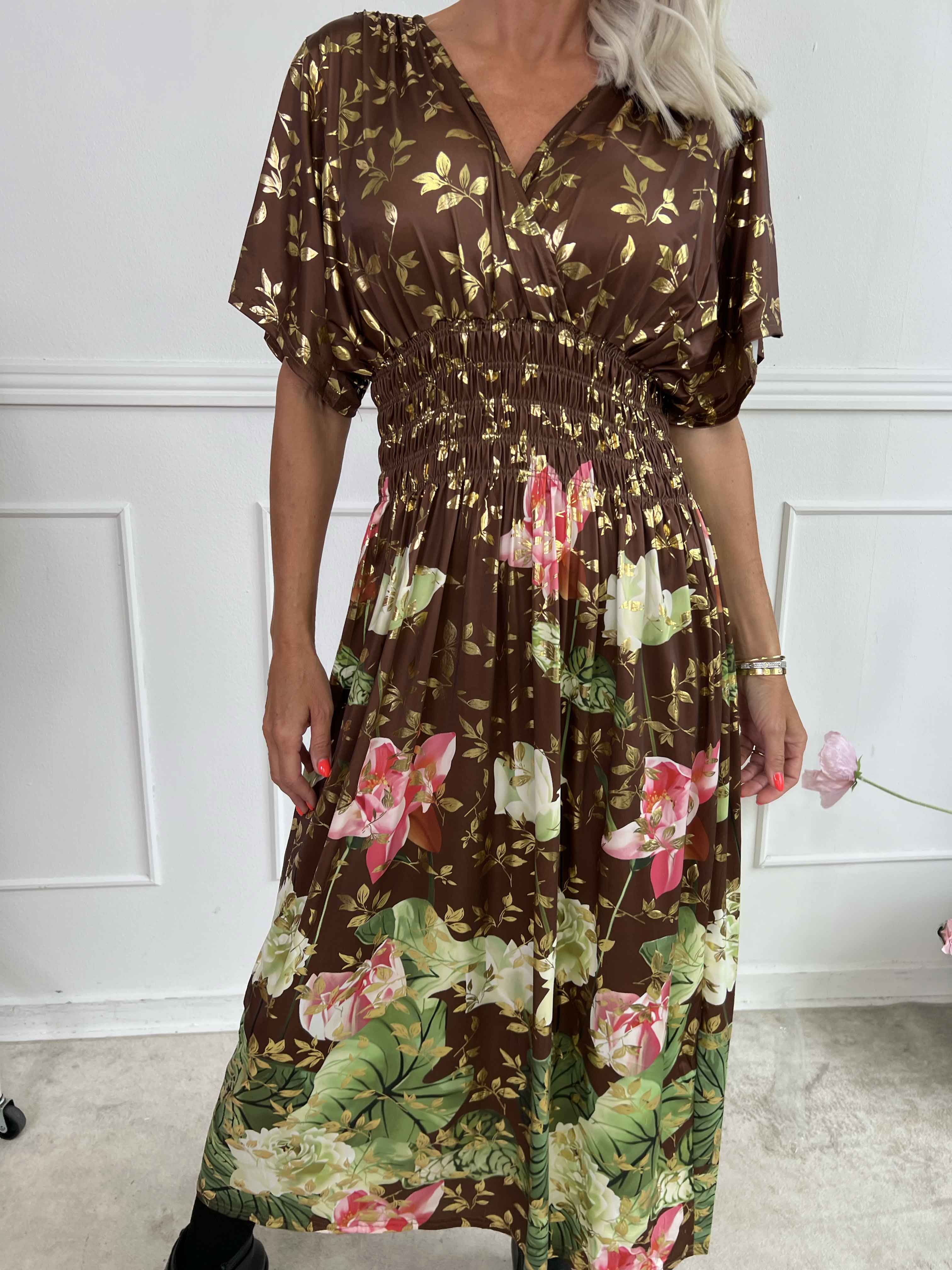 Pams Water Lily Midi - Elastisk klänning i blommigt mönster med guldfärgade blad