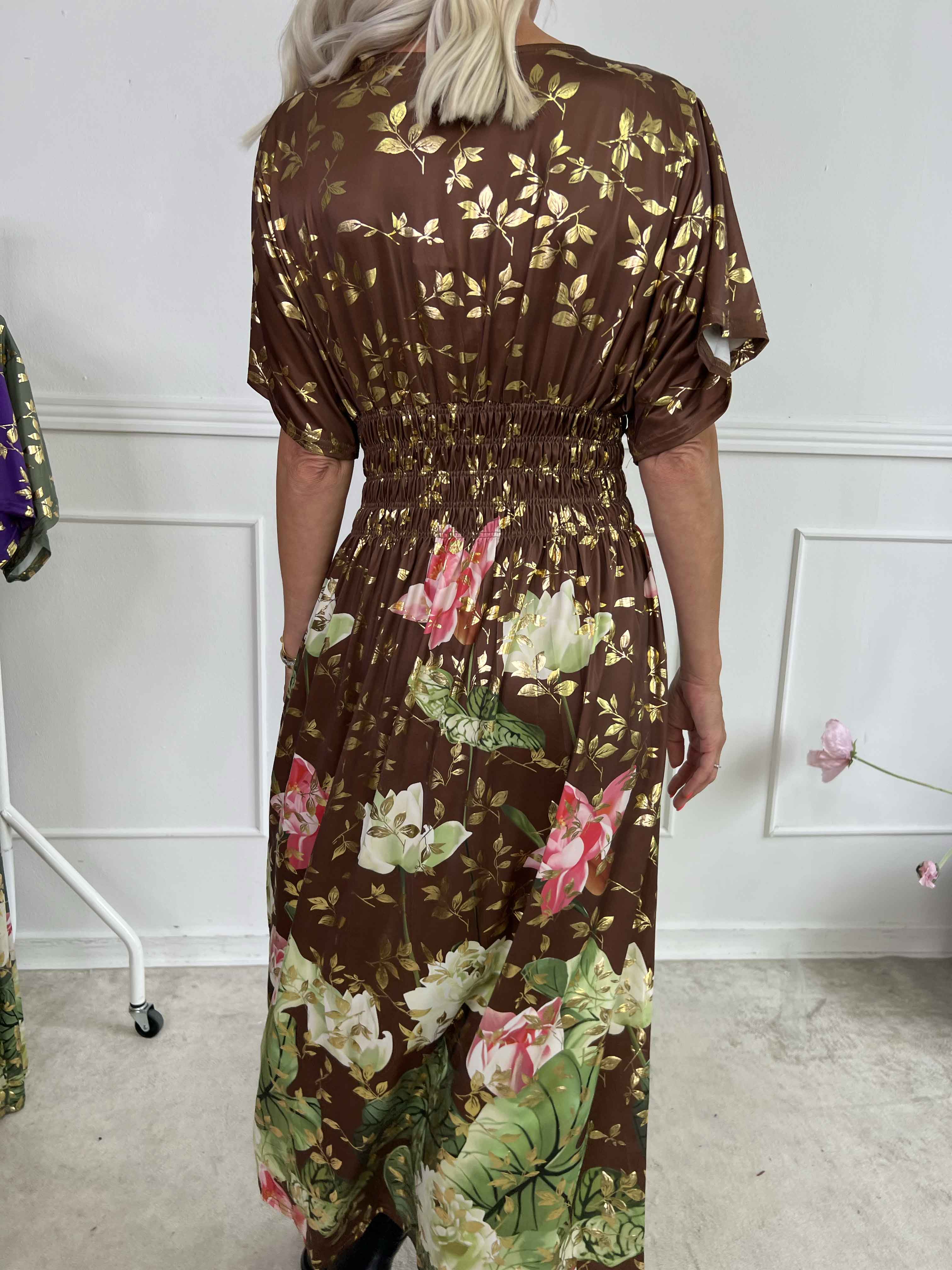 Pams Water Lily Midi - Elastisk klänning i blommigt mönster med guldfärgade blad