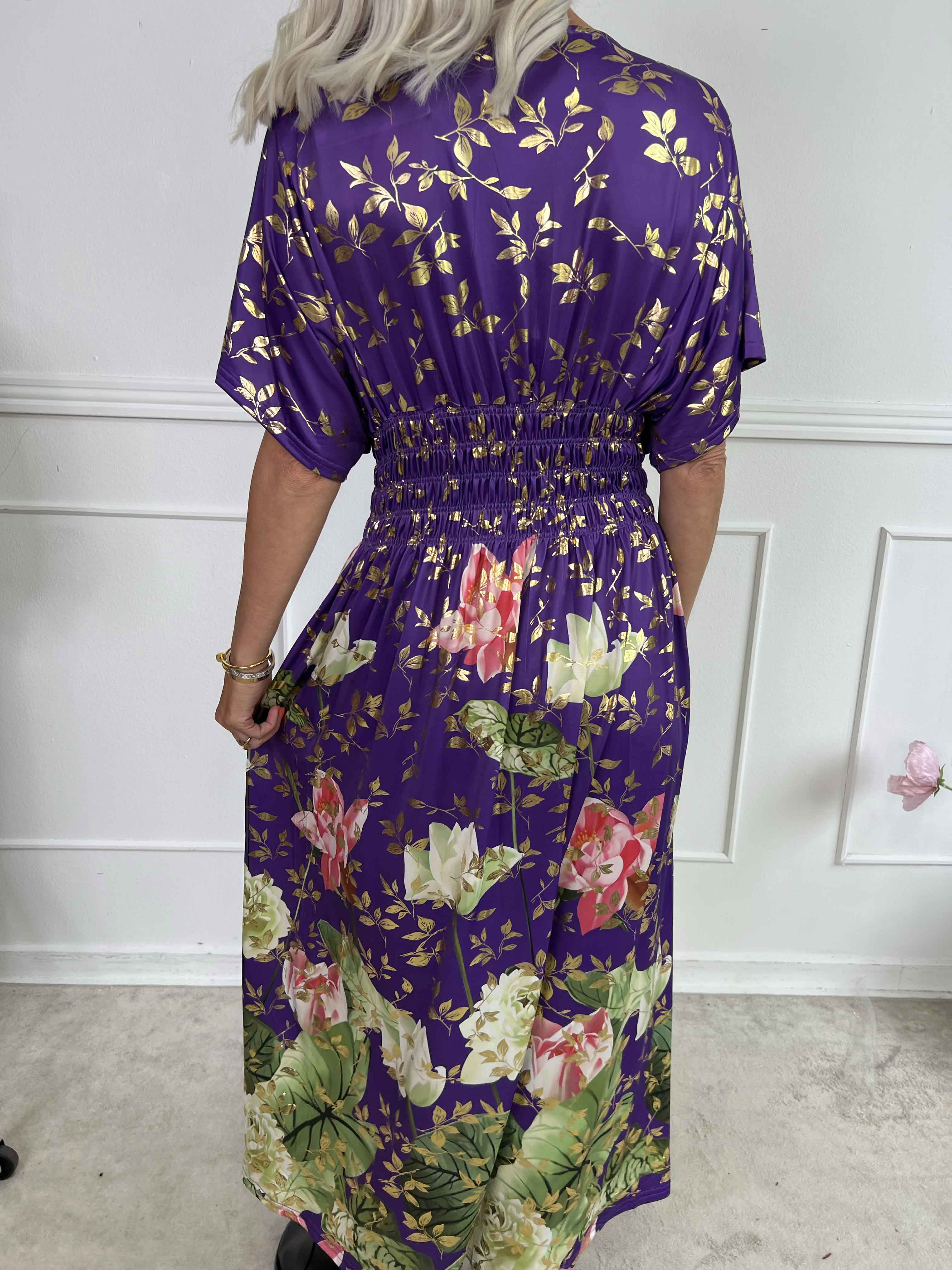 Pams Water Lily Midi - Elastisk klänning i blommigt mönster med guldfärgade blad