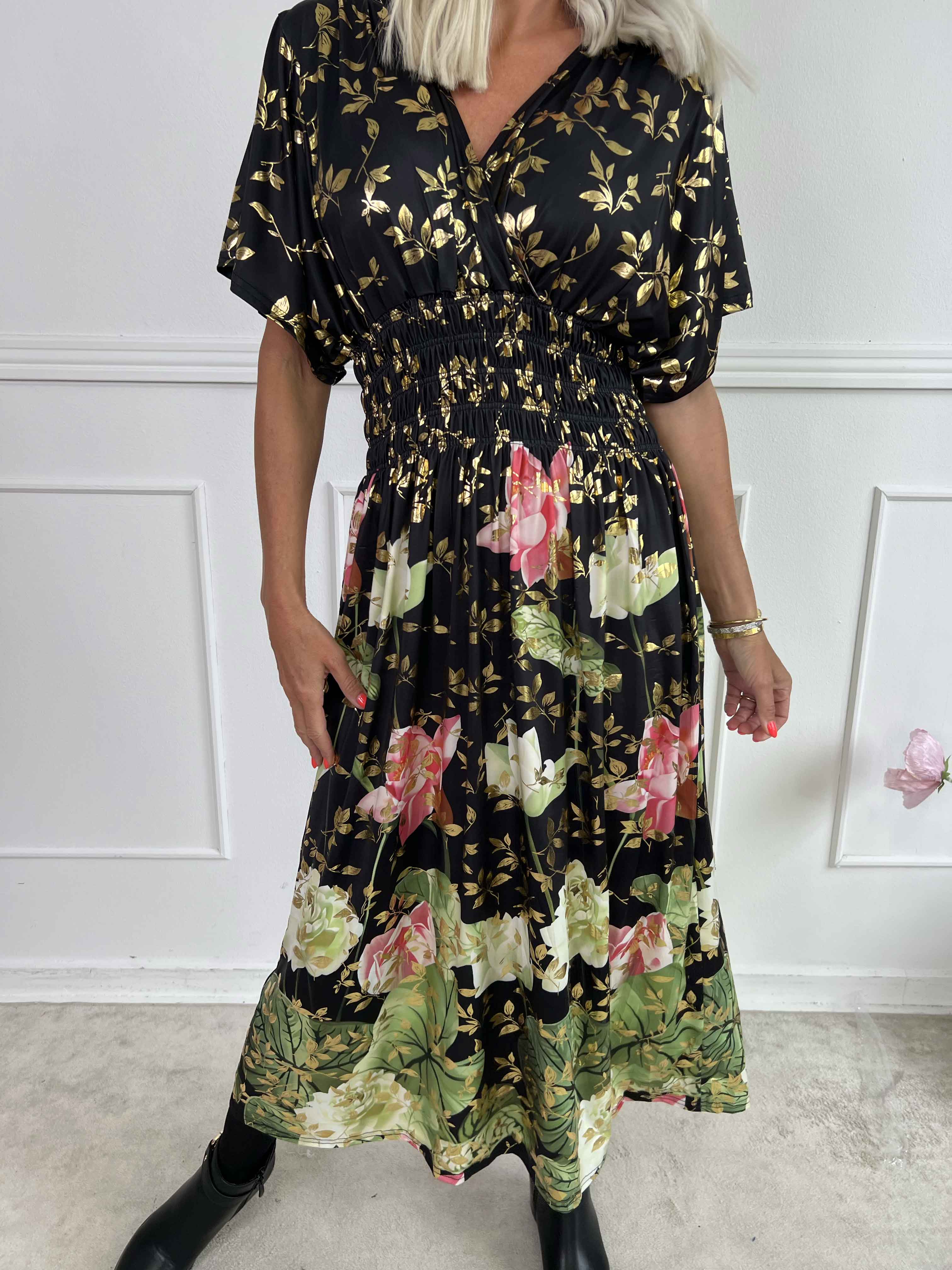 Pams Water Lily Midi - Elastisk klänning i blommigt mönster med guldfärgade blad