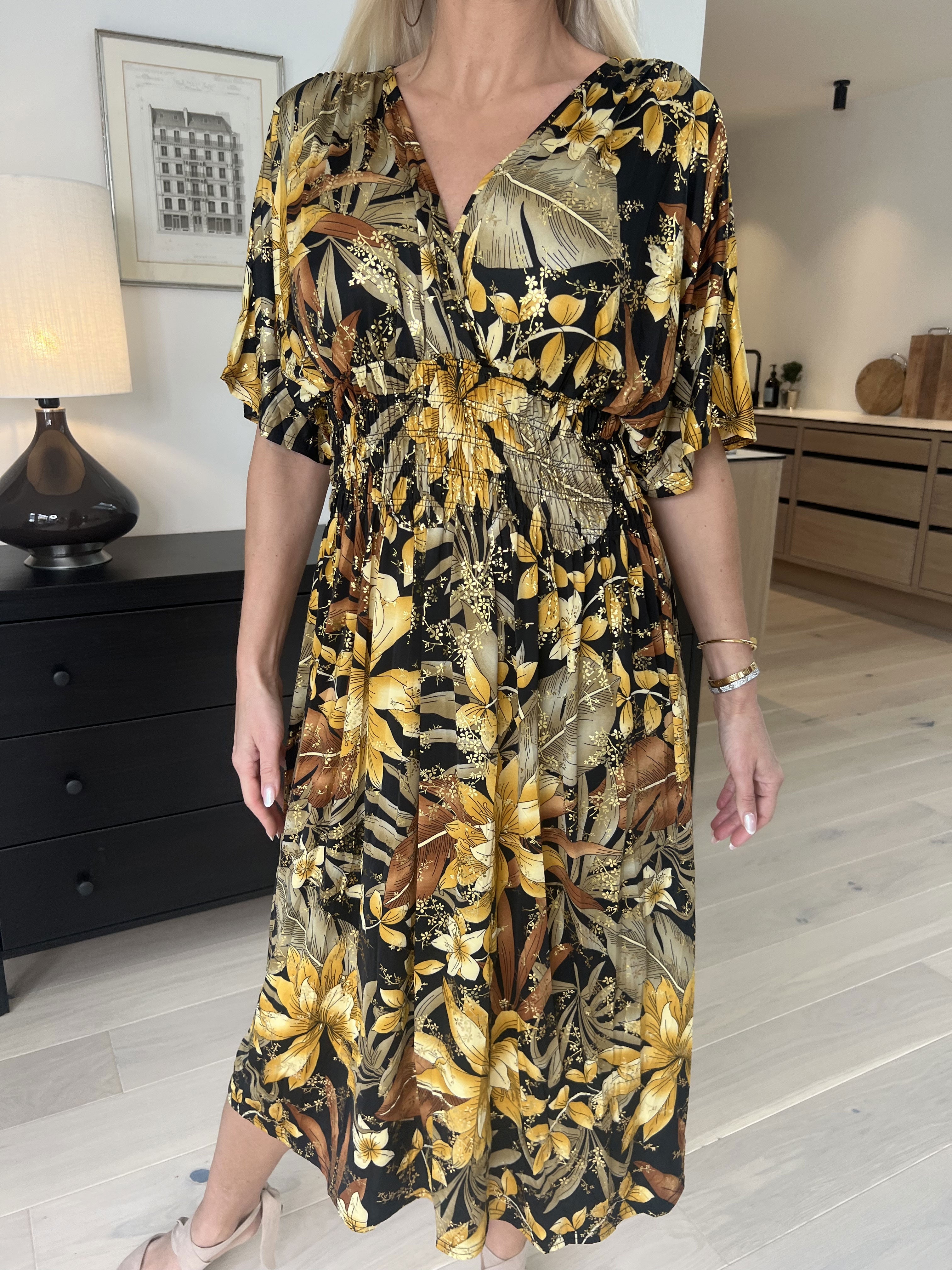 Pams Midi - Blommig klänning med resår i skrynkelfritt tyg