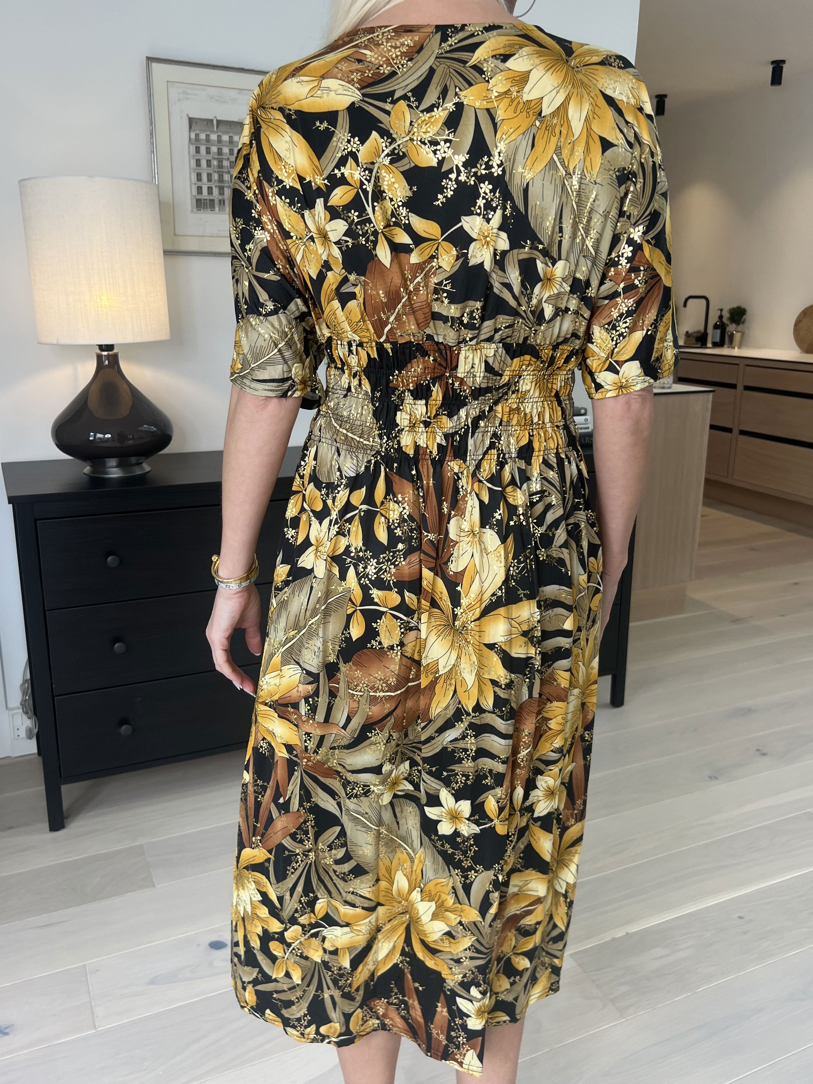 Pams Midi - Blommig klänning med resår i skrynkelfritt tyg