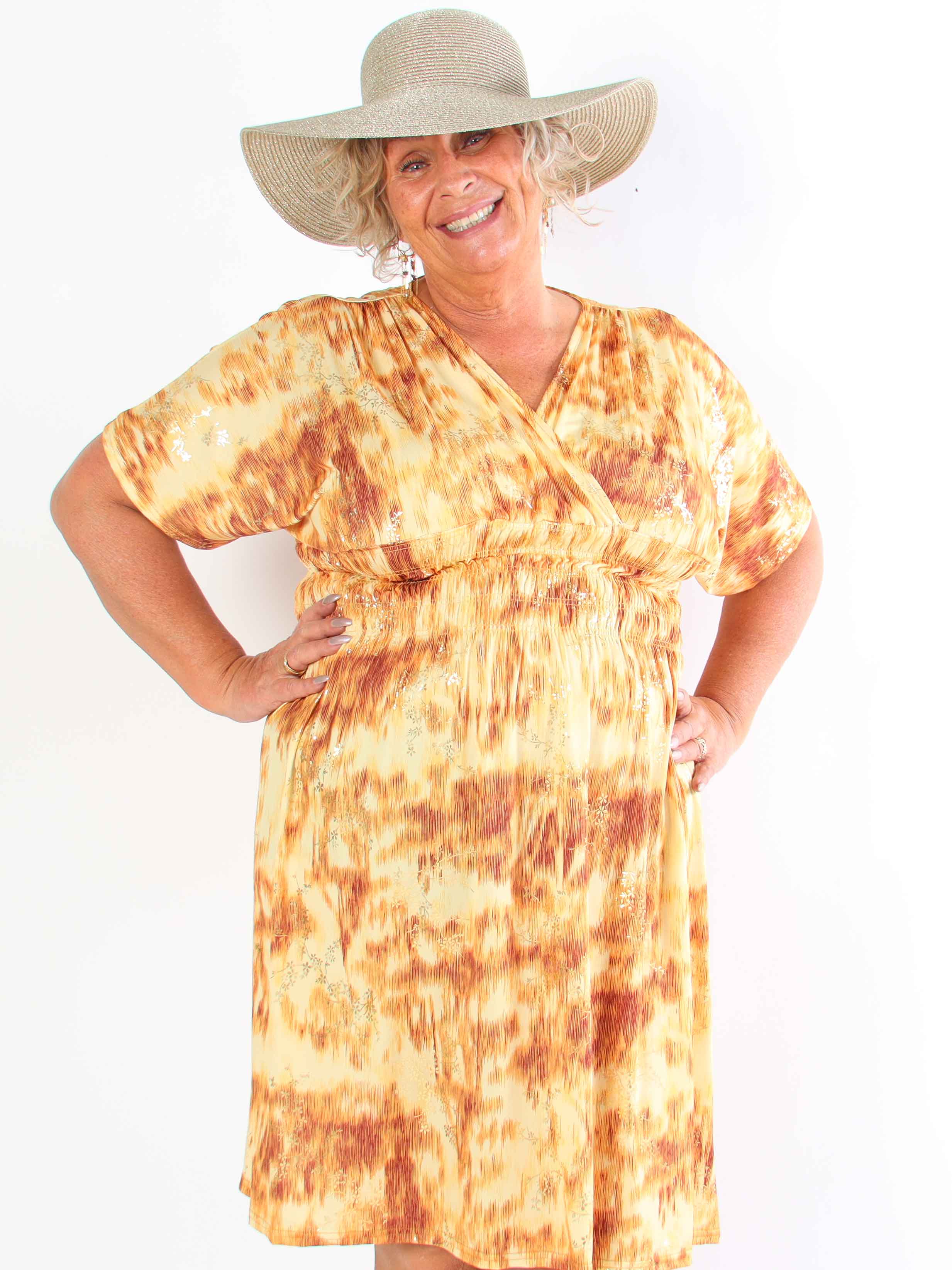 Pams Art Short - Elastisk klänning i plusstorlek med guldblommor