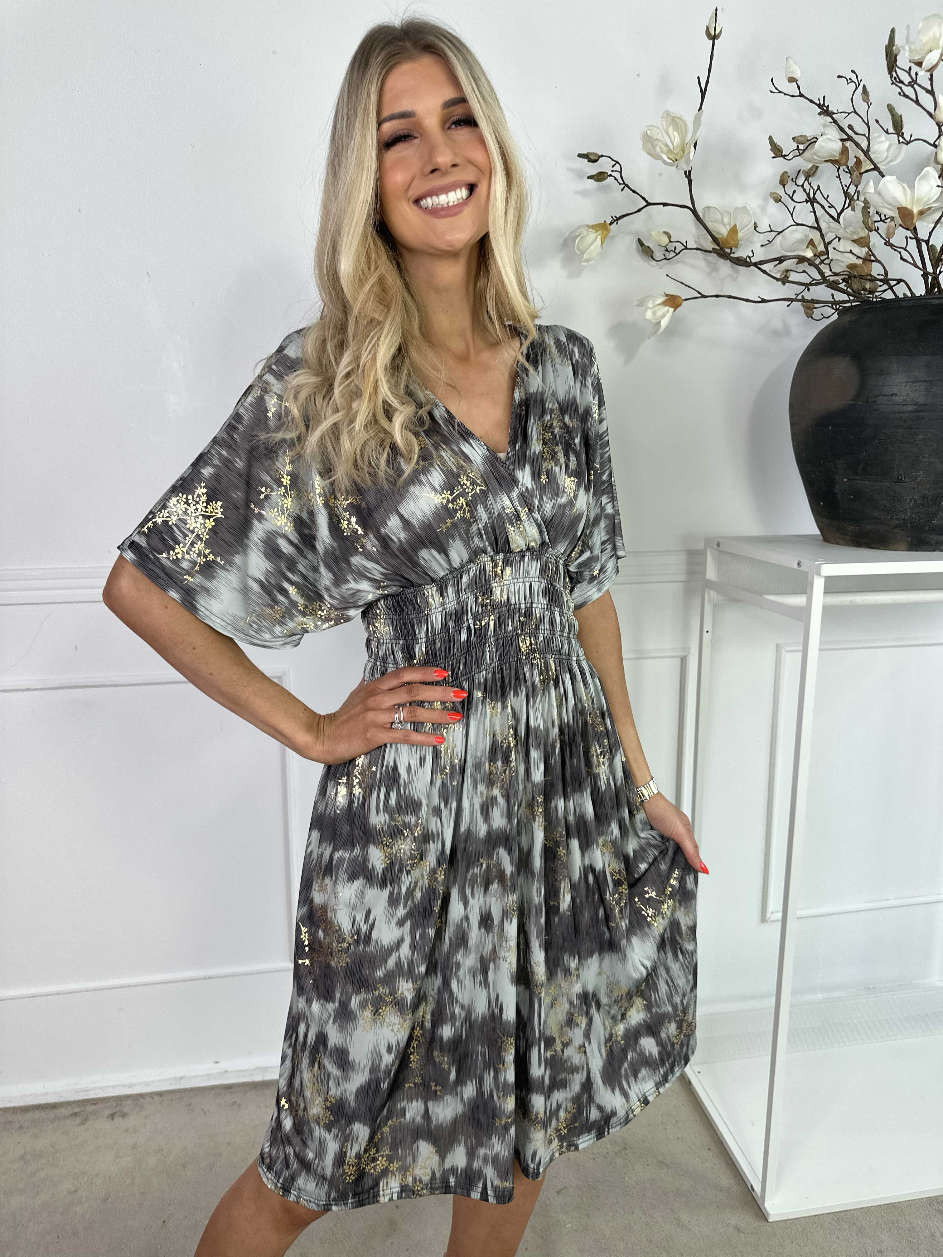 Pams Art Short - Mönstrad elastisk klänning med guldblommor