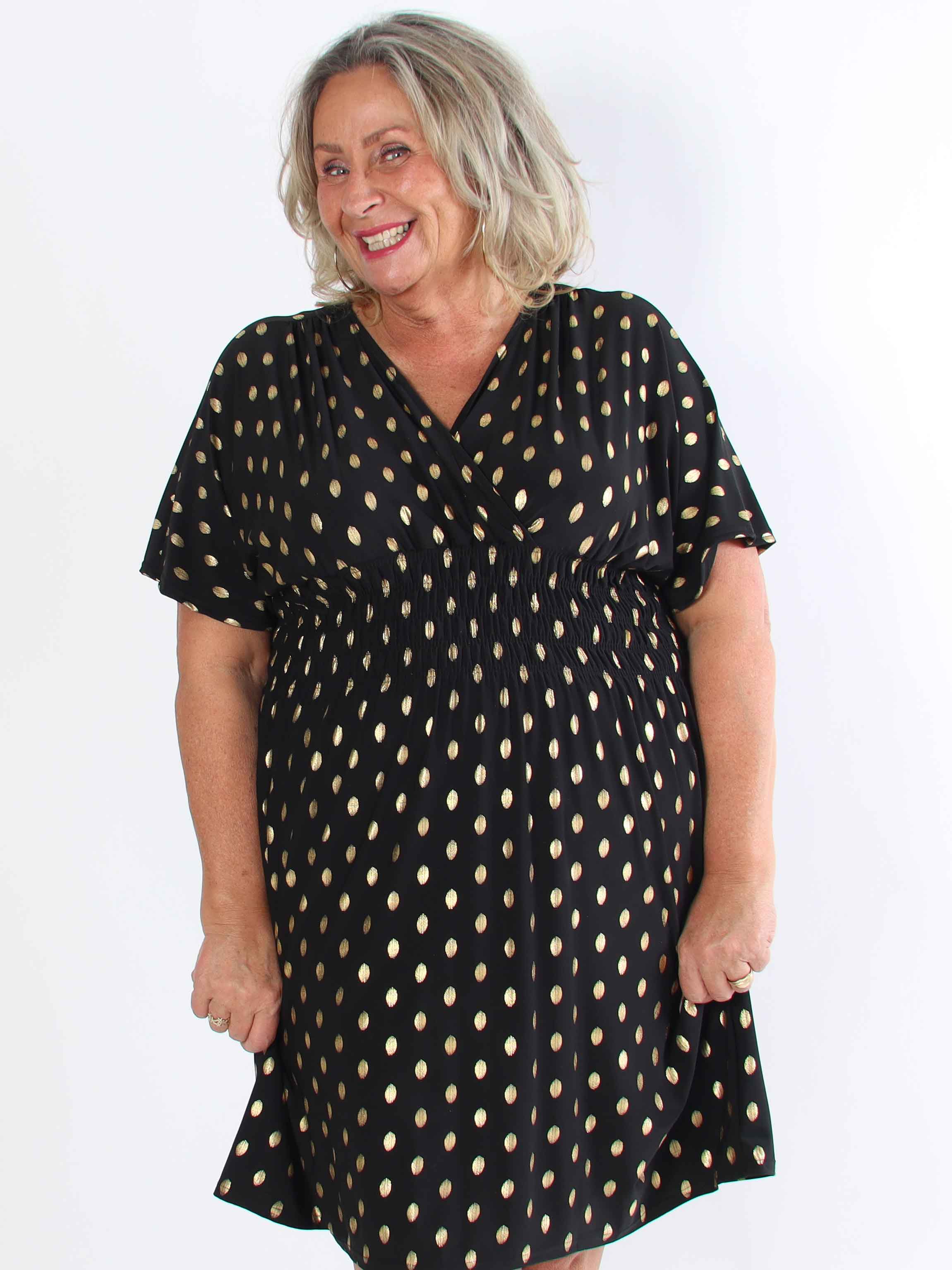 Pams Dot Short - Elastisk klänning i plus size med guldprickar
