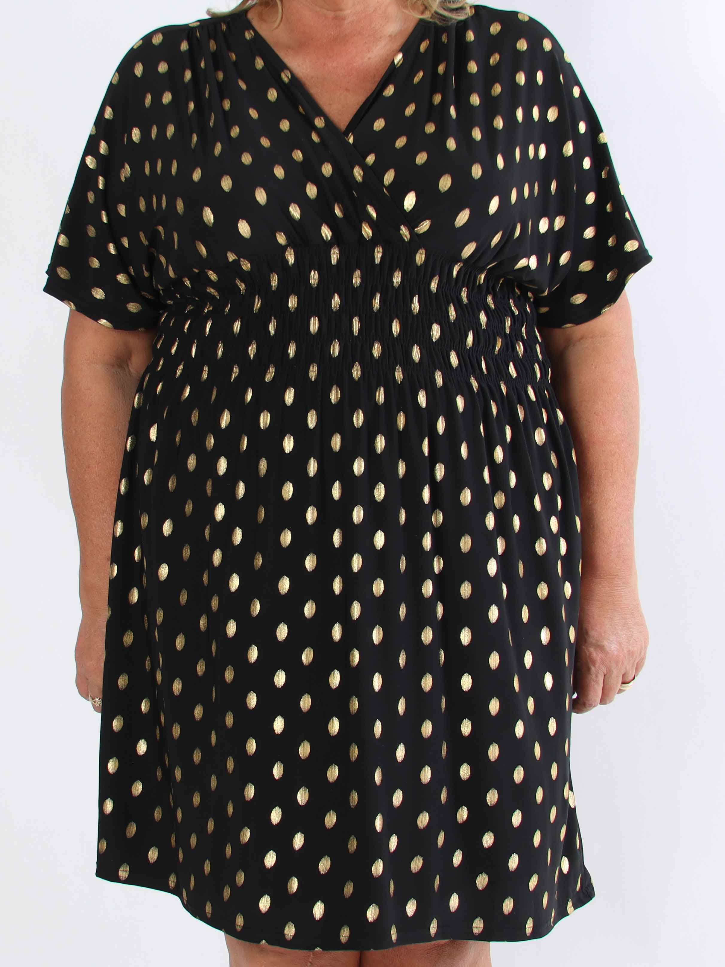 Pams Dot Short - Elastisk klänning i plus size med guldprickar