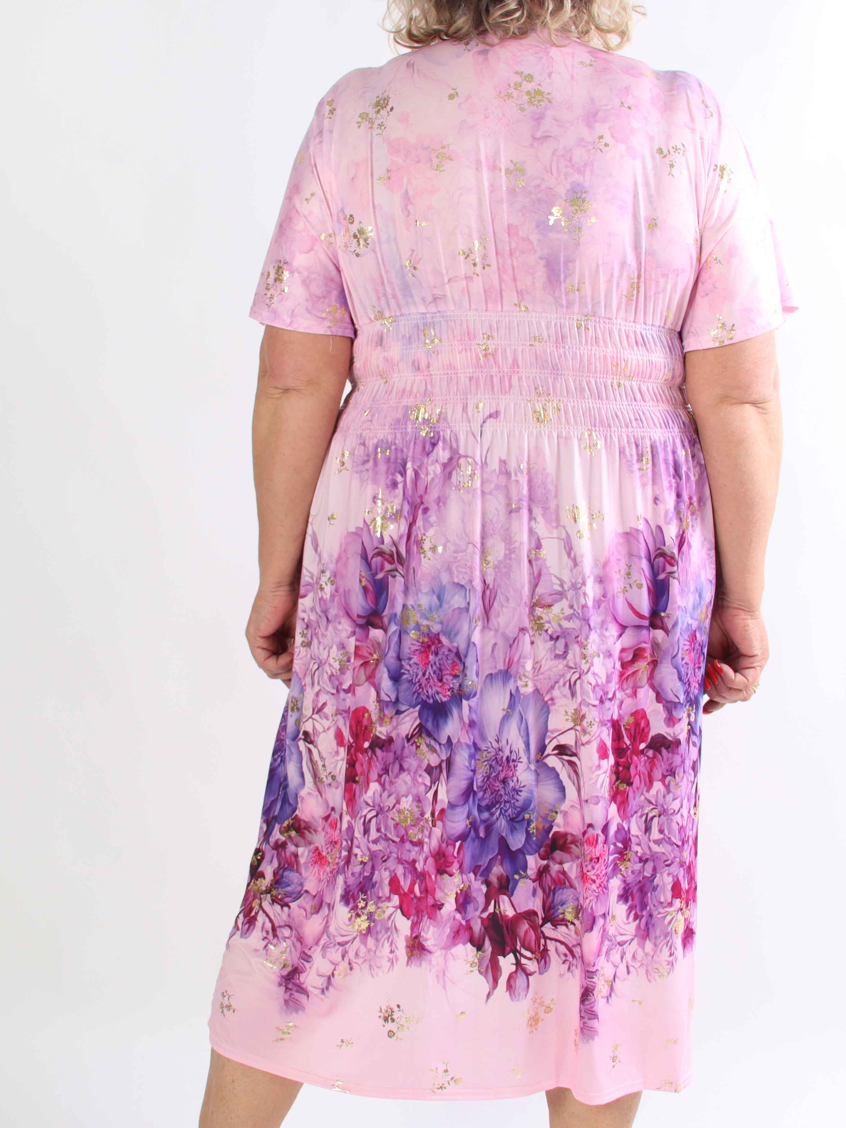Pams Ethereal Midi - Plus size kjole med blomster motiver og guld detaljer