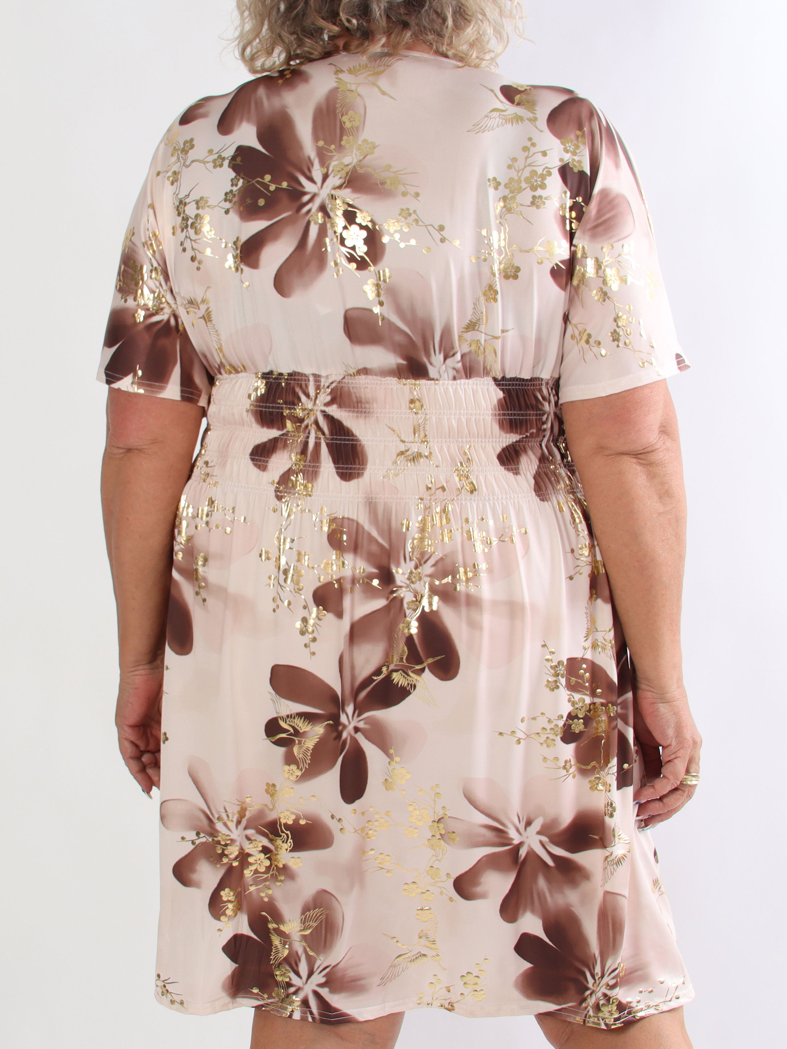 Pams Fleur Short - Plus size kjole med smock og japansk inspireret gulddetaljer