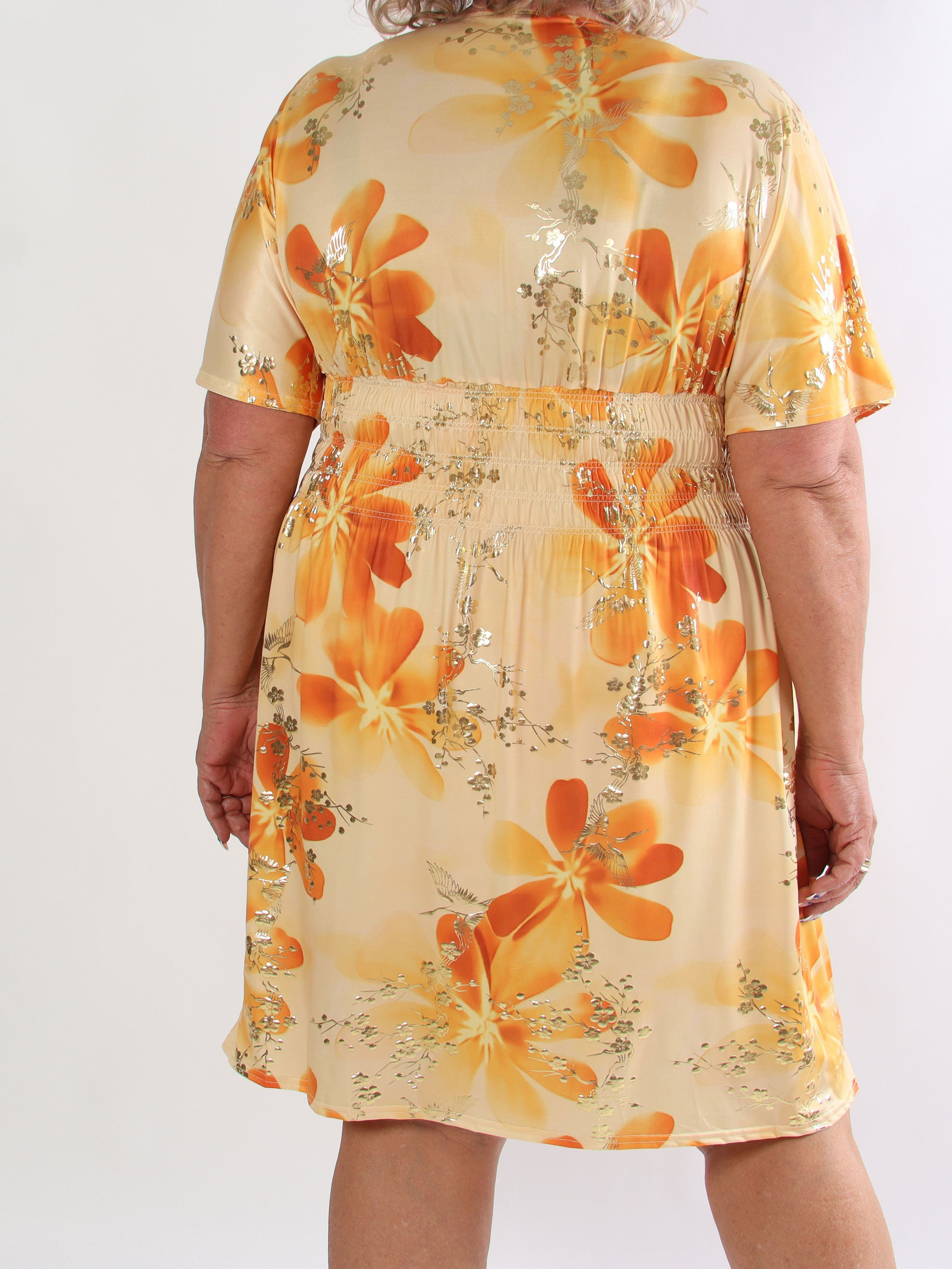 Pams Fleur Short - Plus size kjole med smock og japansk inspireret gulddetaljer