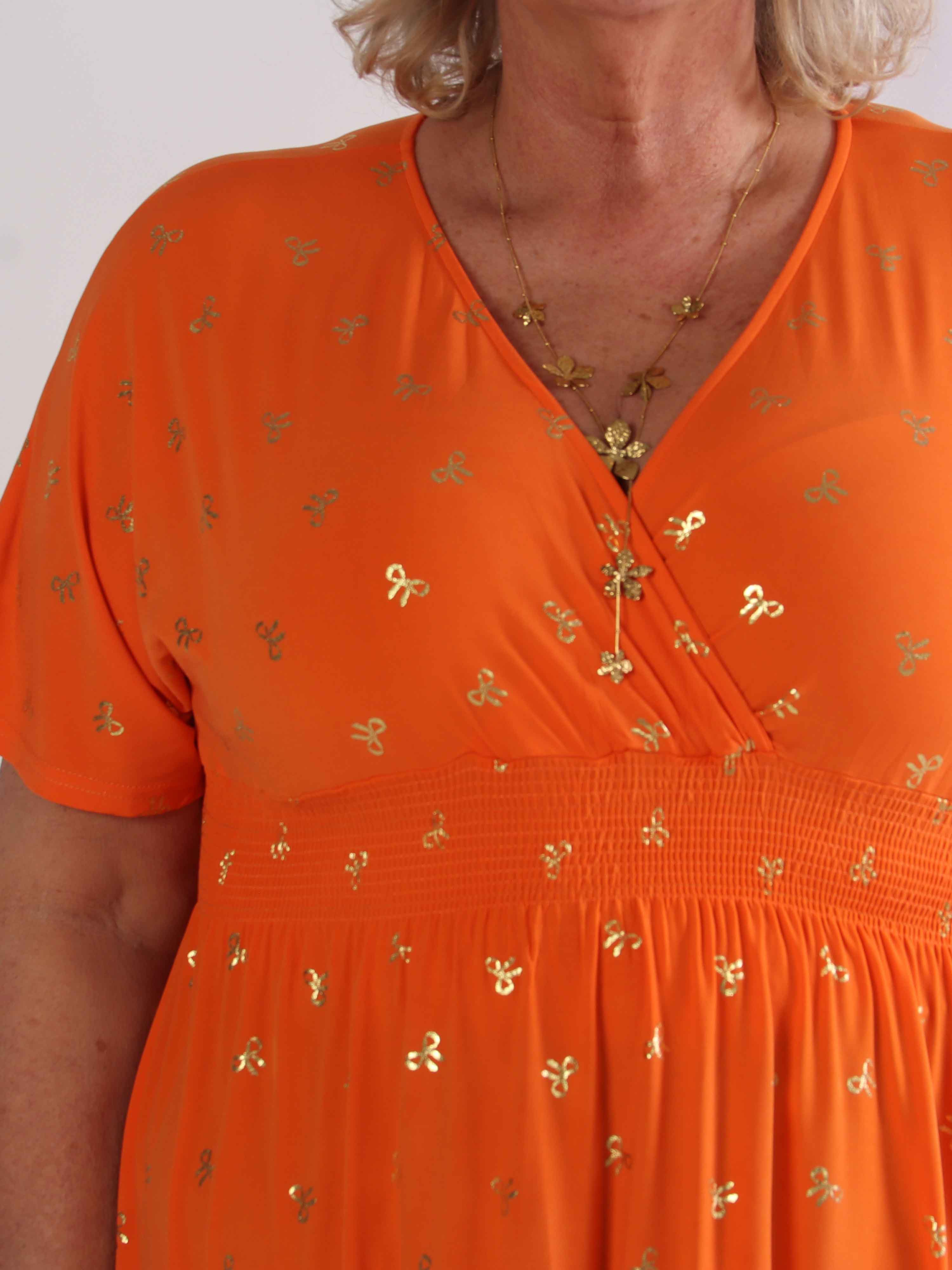Pams Gold Bow Short - Plus size klänning med smockad midja och fina guldfärgade rosetter