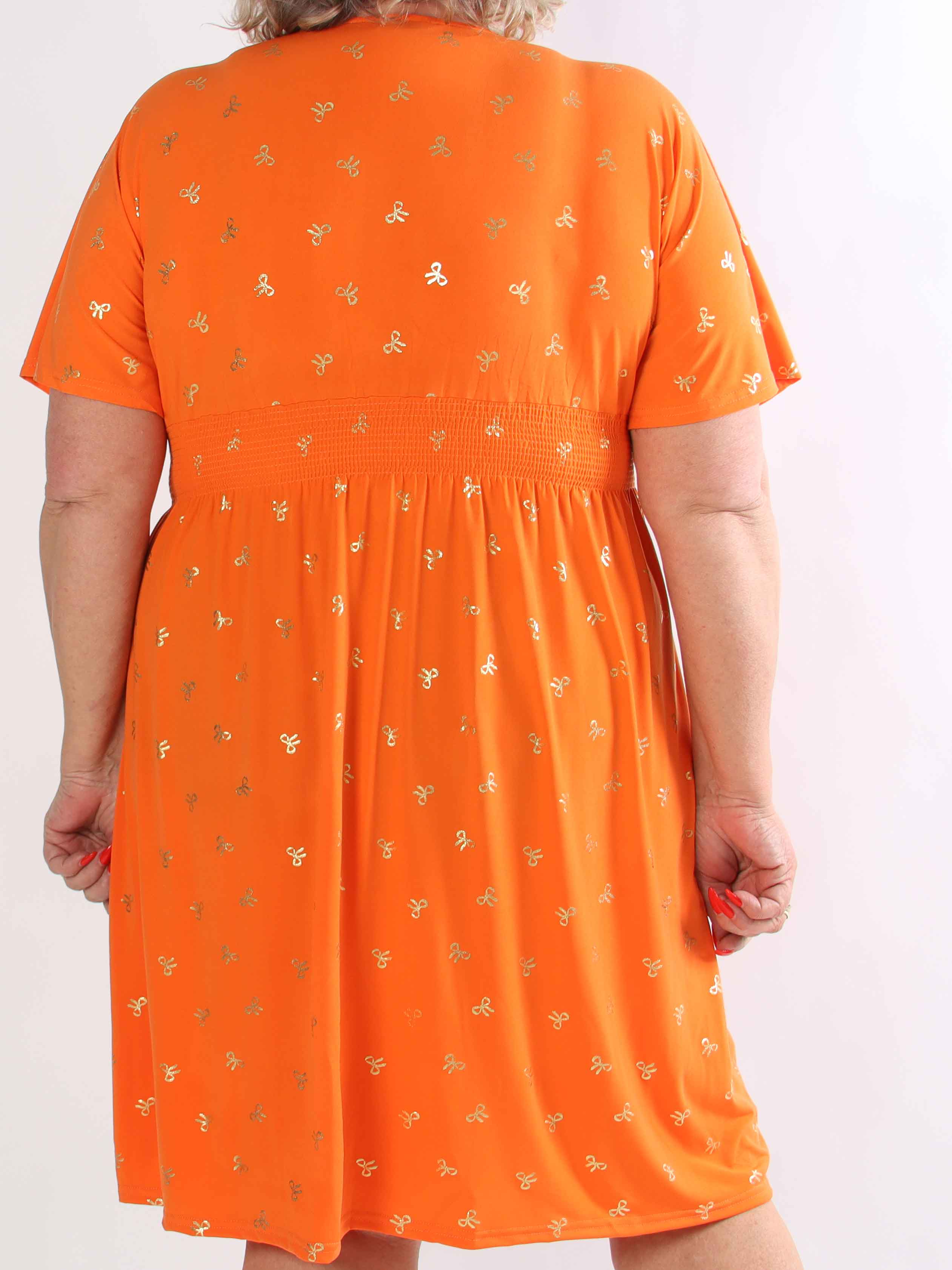 Pams Gold Bow Short - Plus size klänning med smockad midja och fina guldfärgade rosetter