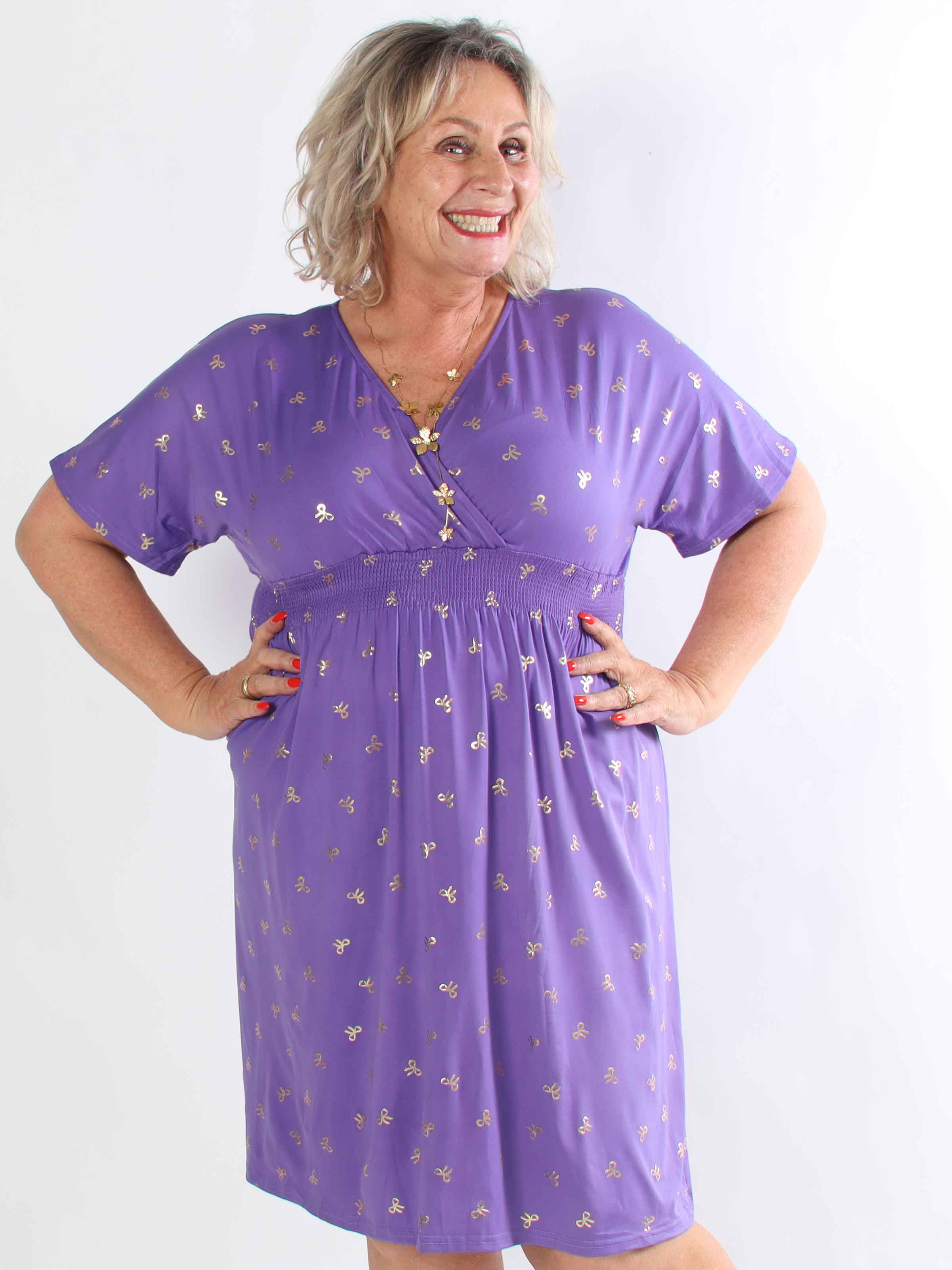 Pams Gold Bow Short - Plus size klänning med smockad midja och fina guldfärgade rosetter