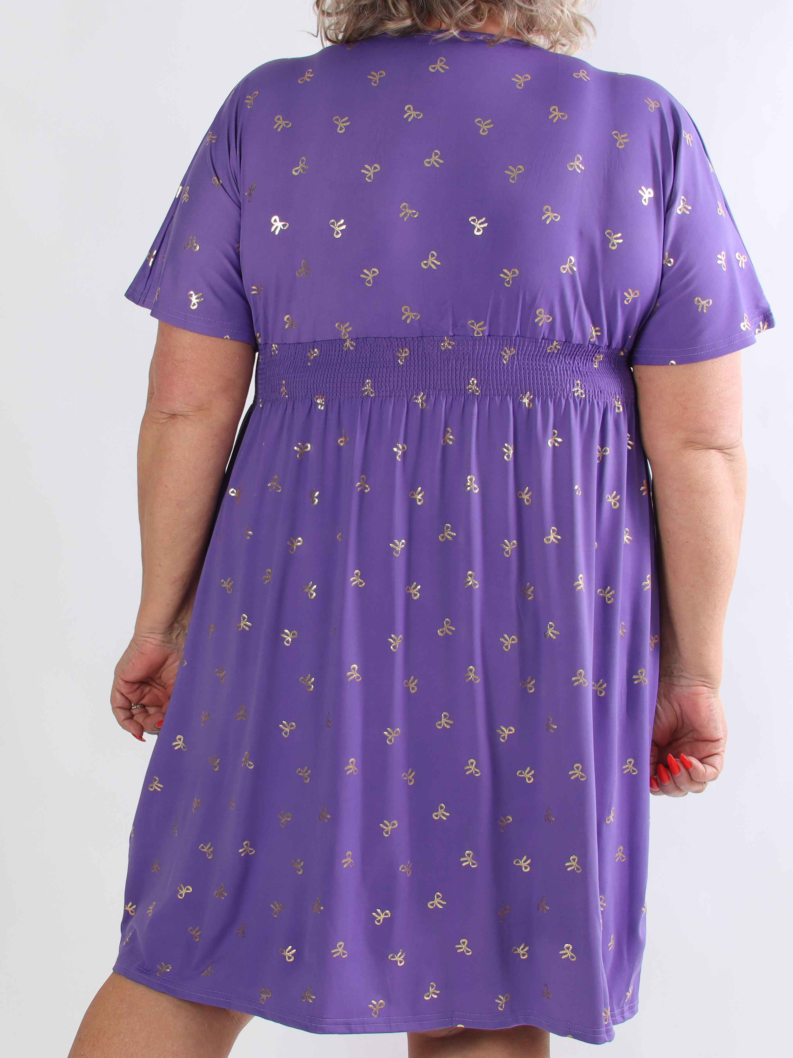 Pams Gold Bow Short - Plus size klänning med smockad midja och fina guldfärgade rosetter