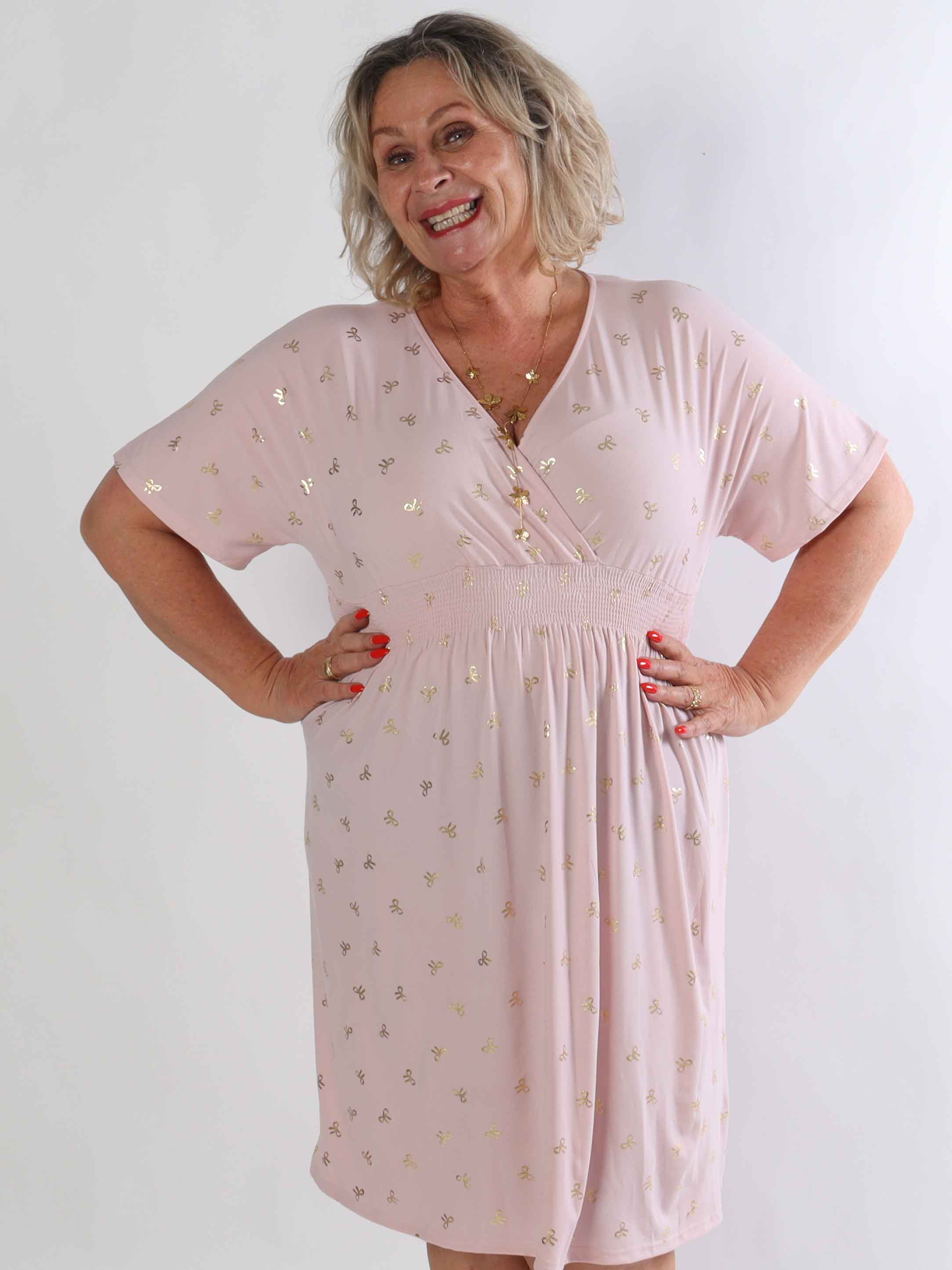 Pams Gold Bow Short - Plus size klänning med smockad midja och fina guldfärgade rosetter