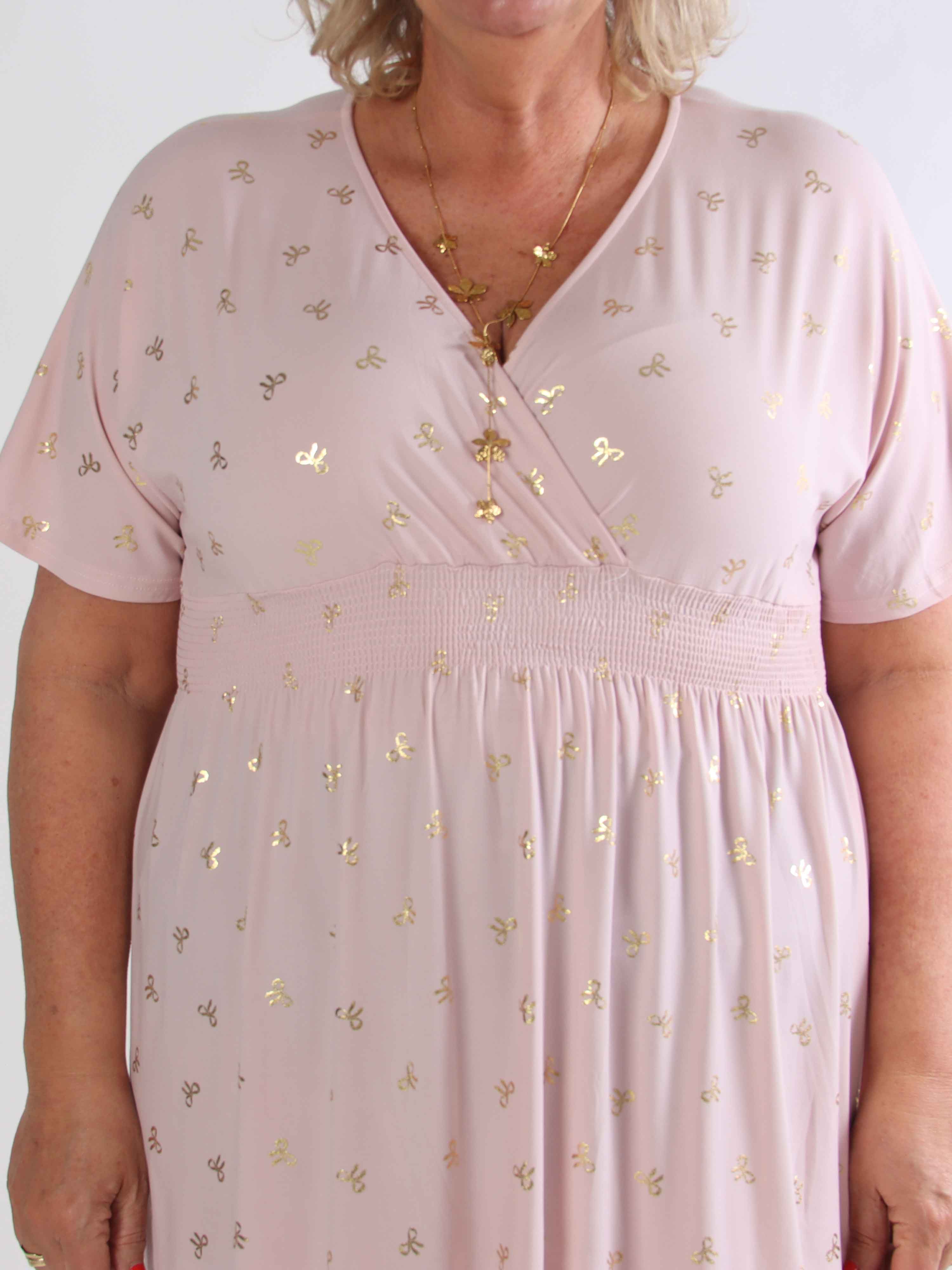 Pams Gold Bow Short - Plus size klänning med smockad midja och fina guldfärgade rosetter
