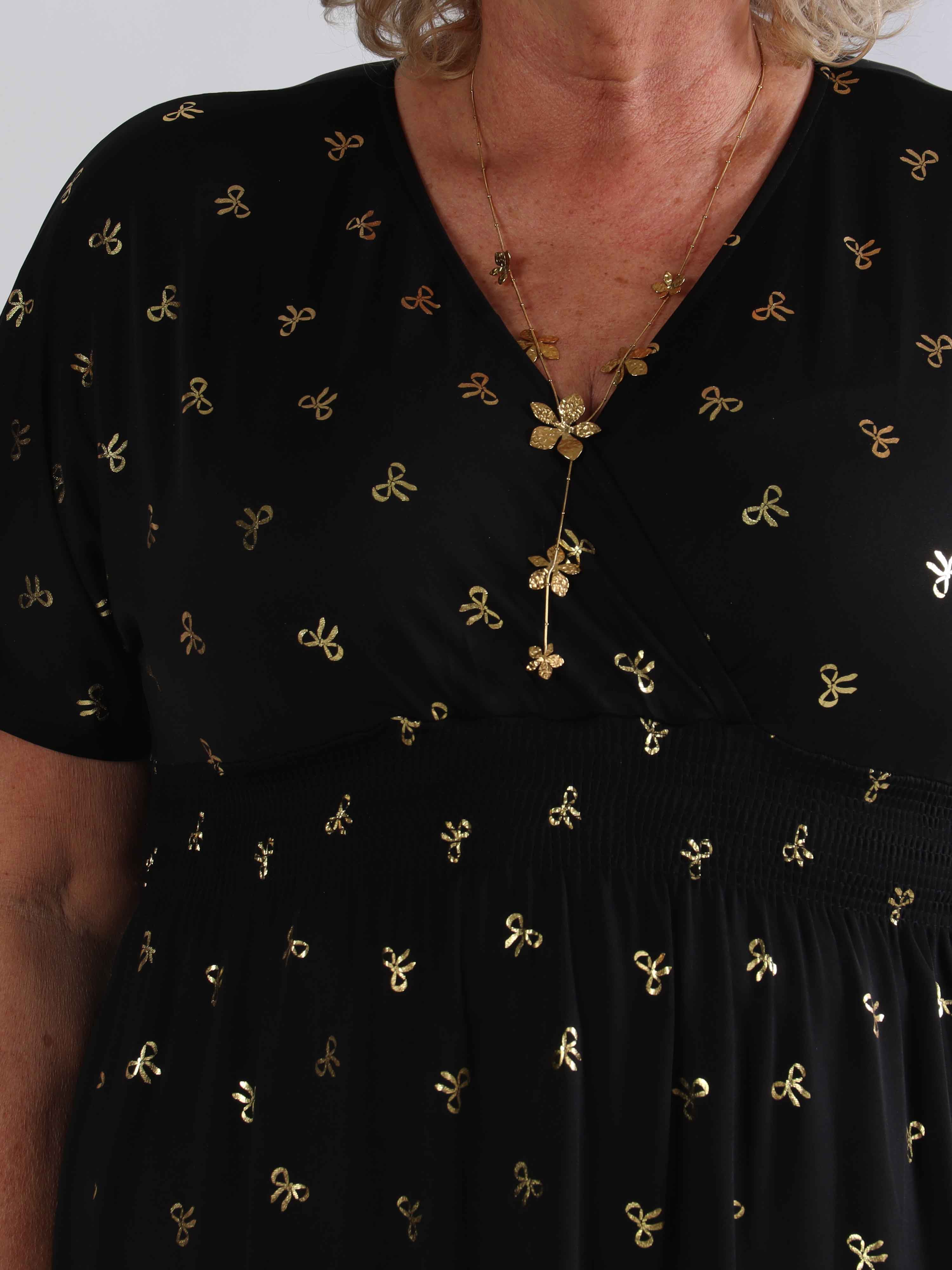 Pams Gold Bow Short - Plus size klänning med smockad midja och fina guldfärgade rosetter