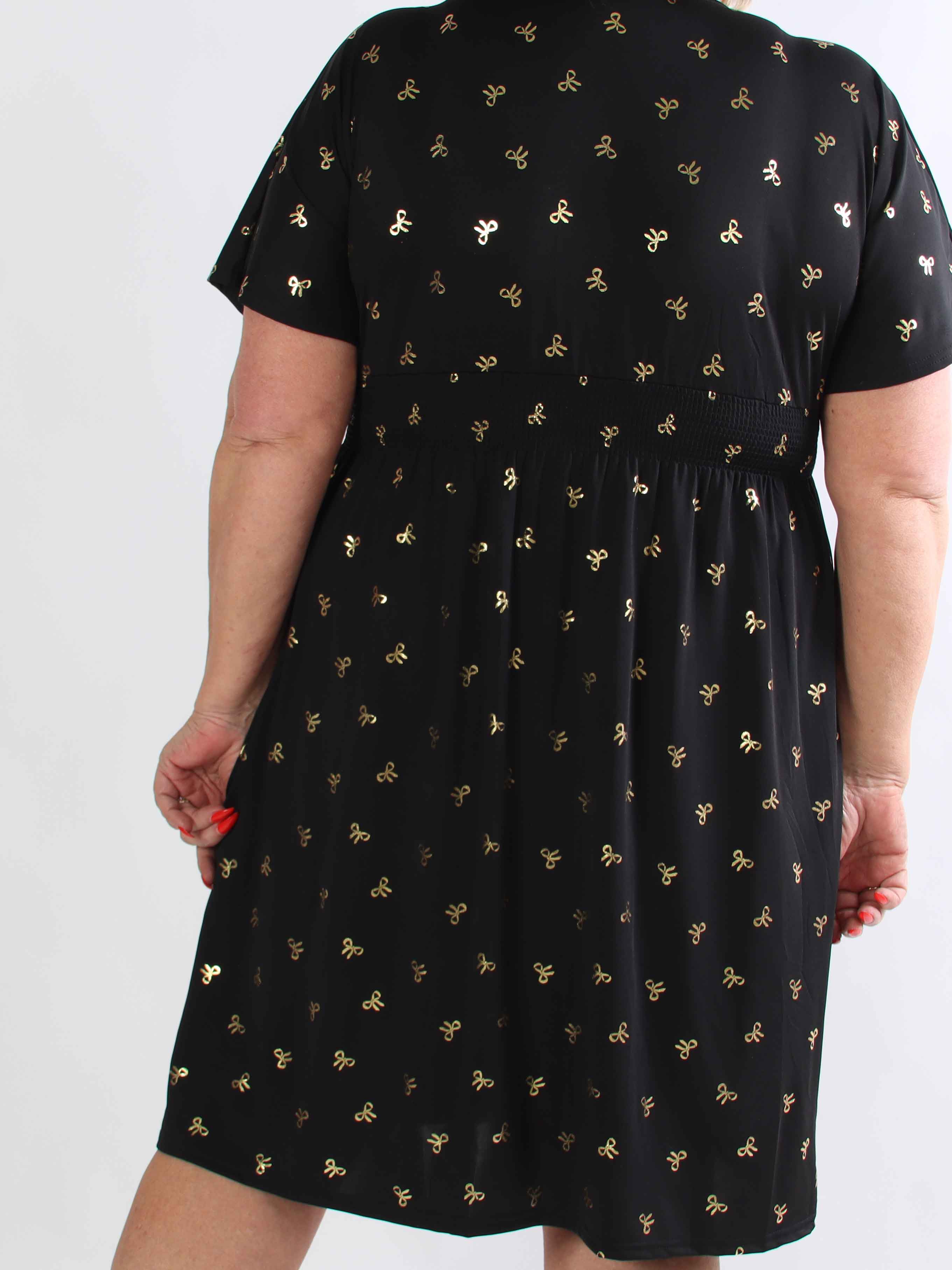 Pams Gold Bow Short - Plus size klänning med smockad midja och fina guldfärgade rosetter