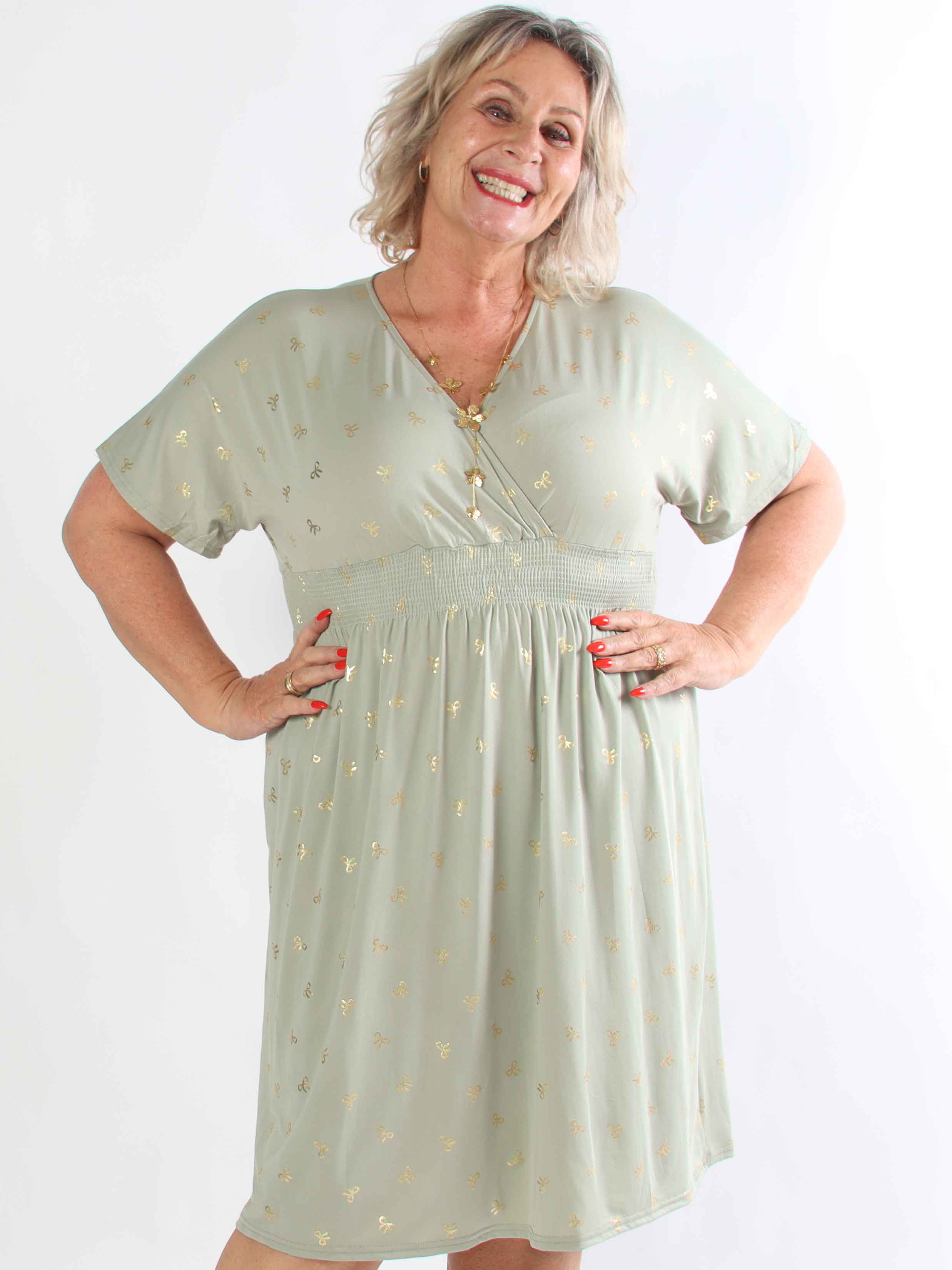 Pams Gold Bow Short - Plus size klänning med smockad midja och fina guldfärgade rosetter