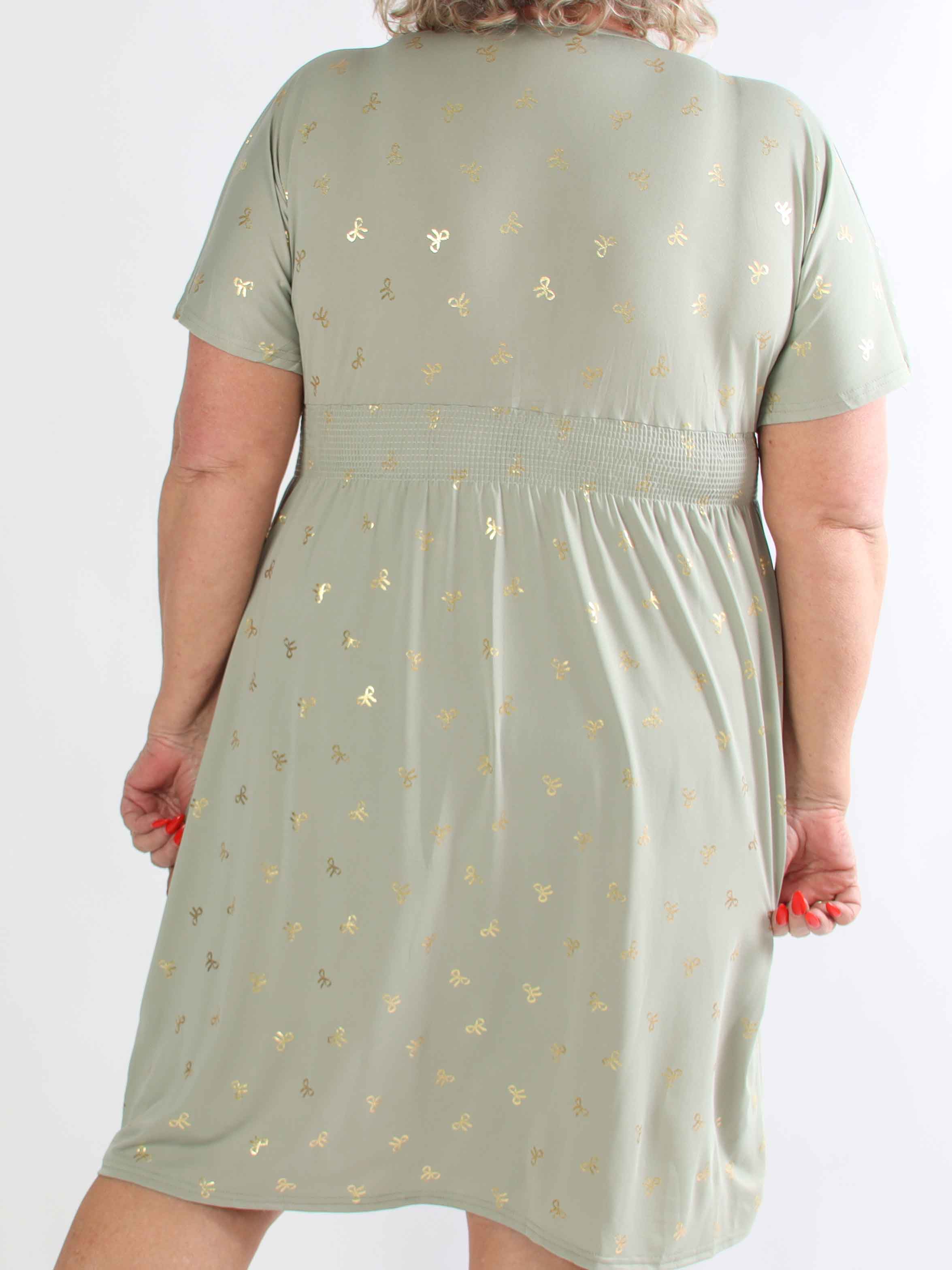 Pams Gold Bow Short - Plus size klänning med smockad midja och fina guldfärgade rosetter