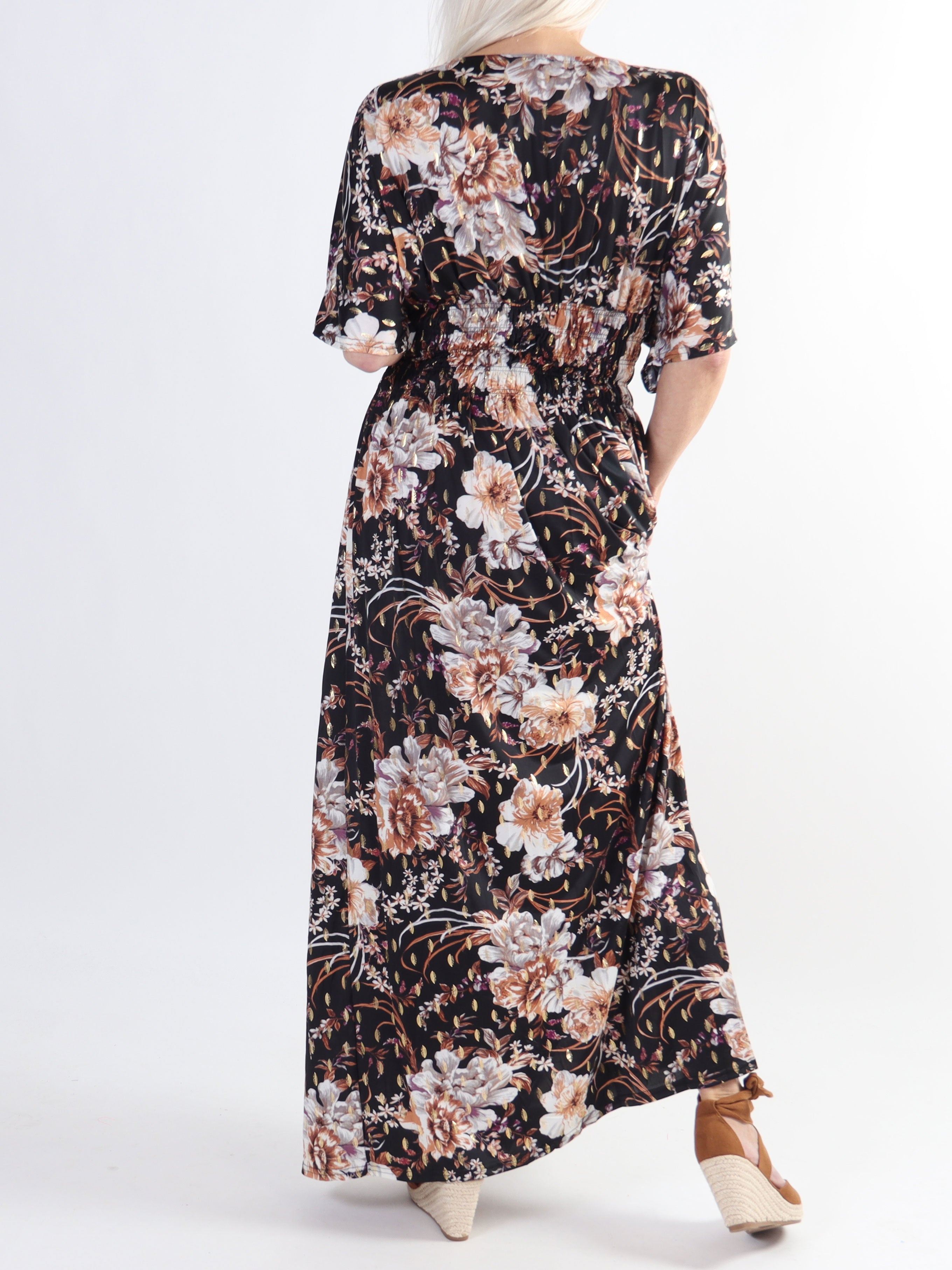 Pams Gold Flower - Lång stretchig plus size-klänning i skrynkelfritt tyg