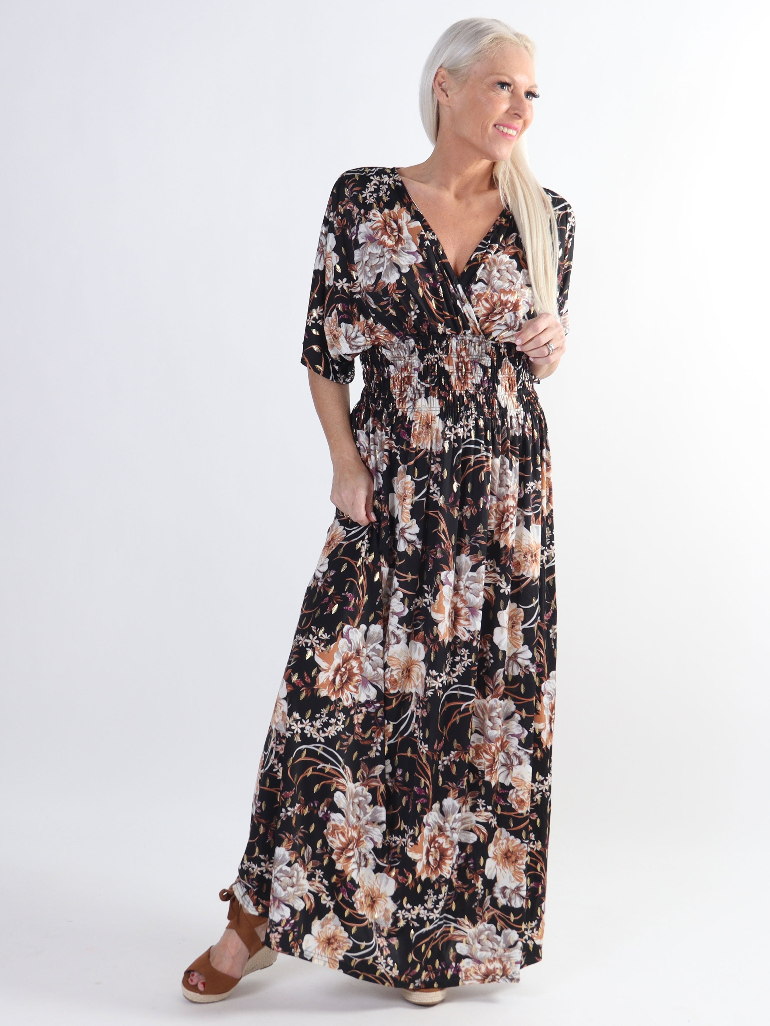 Pams Gold Flower - Lång stretchig plus size-klänning i skrynkelfritt tyg