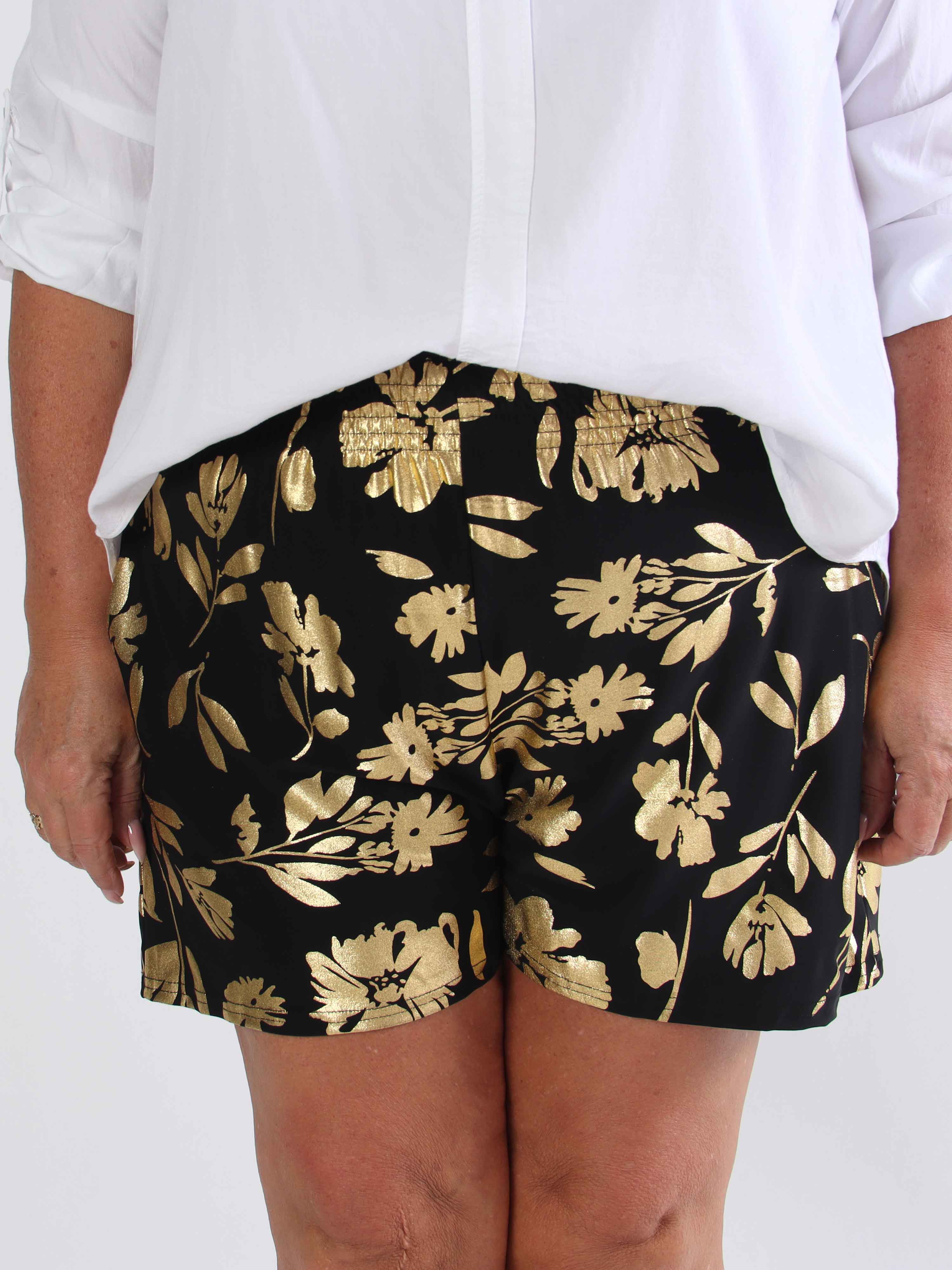 Pams Gold Flower Shorts - Elastiska shorts i plusstorlek med guldblad