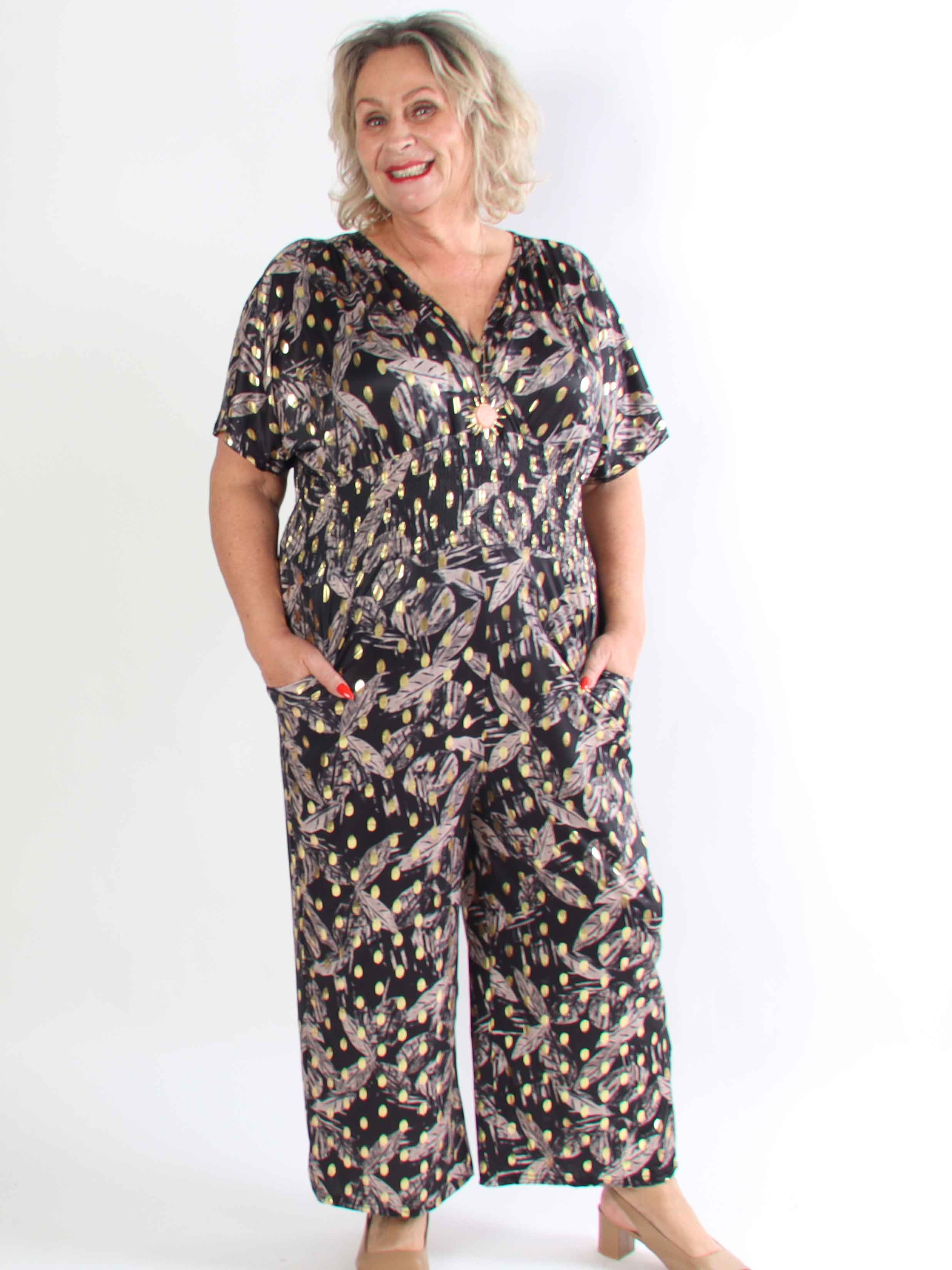 Pams Leafage Jumpsuit - Plus size jumpsuit i lövmönster med guldfärgade tofsar