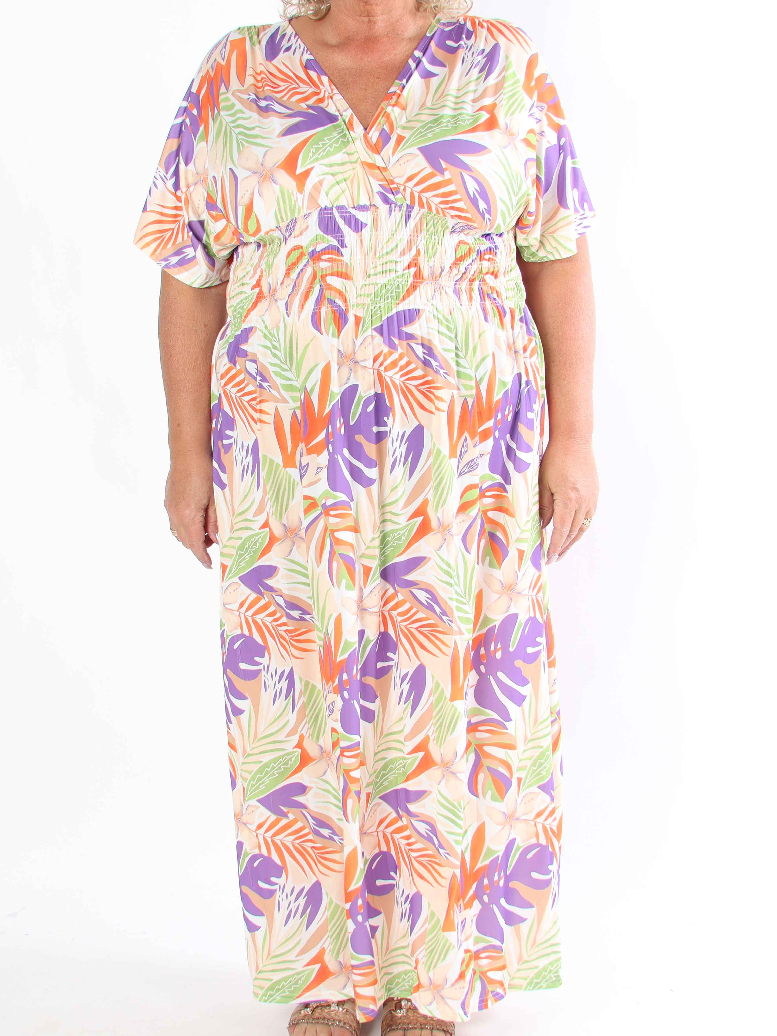 Pams Leaves - Elastisk klänning i plus size med bladmotiv och smockad midja