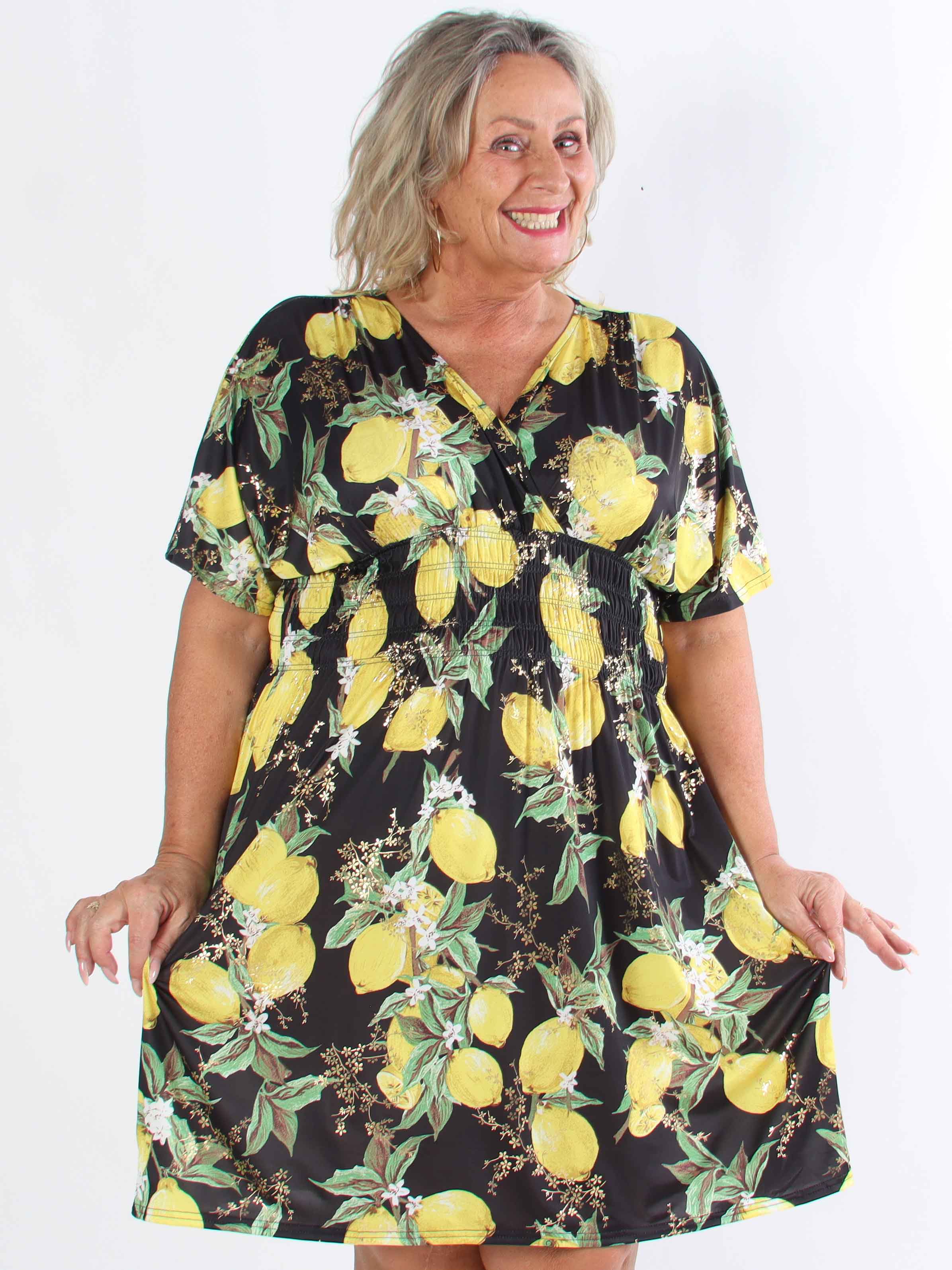 Pams Lemon Short - Plus size-klänning med citroner och gulddetaljer