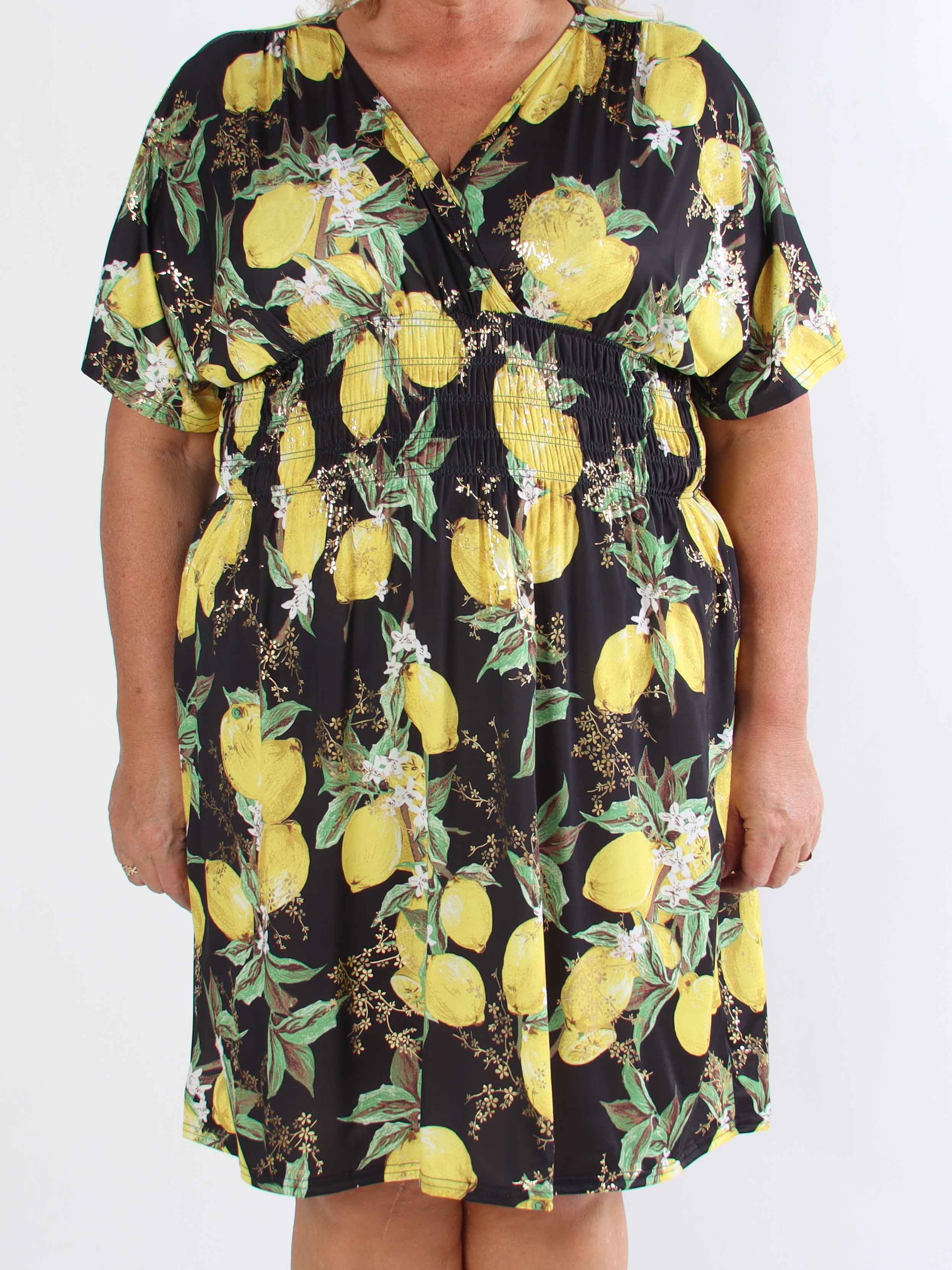 Pams Lemon Short - Plus size-klänning med citroner och gulddetaljer