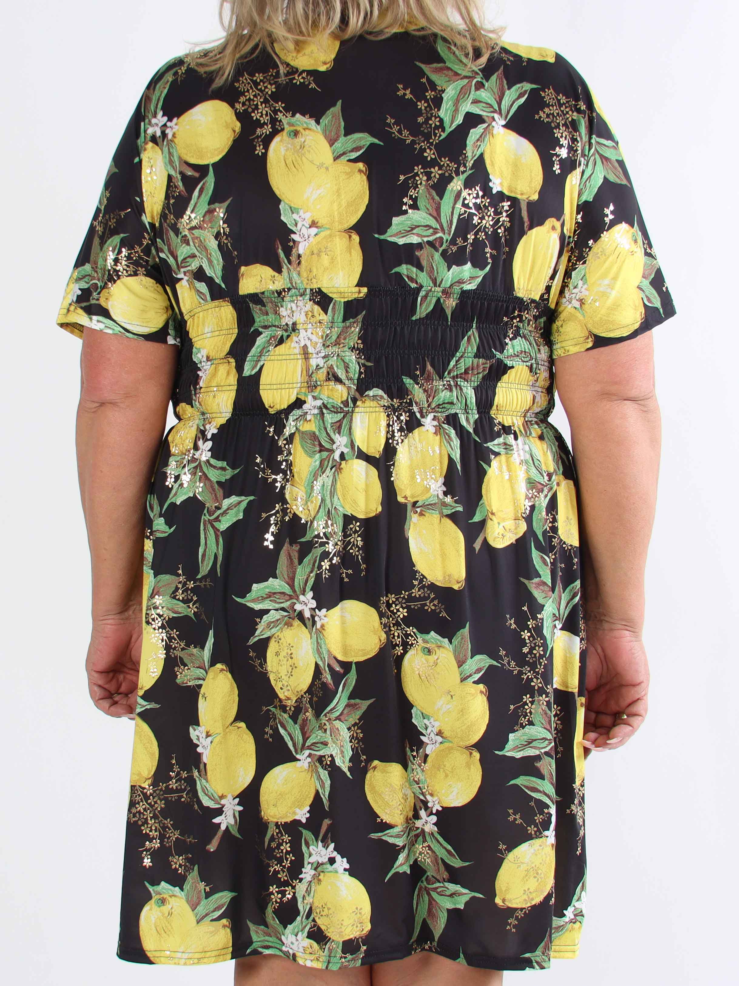 Pams Lemon Short - Plus size-klänning med citroner och gulddetaljer