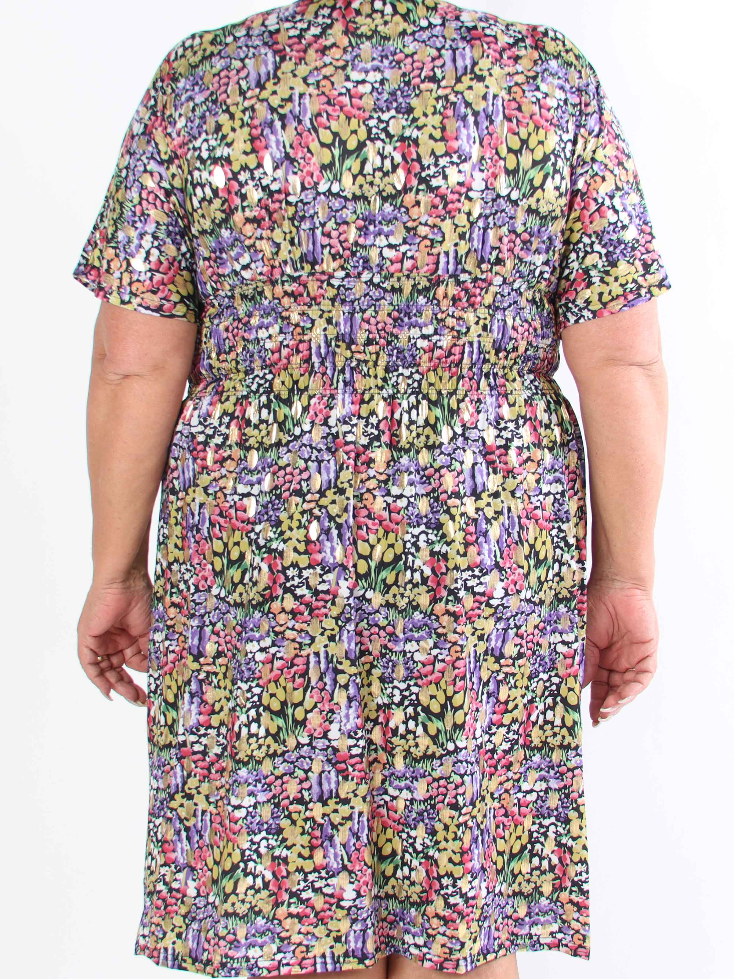 Pams Multi Flower Short - Klänning i plus size med blommönster och gulddetaljer