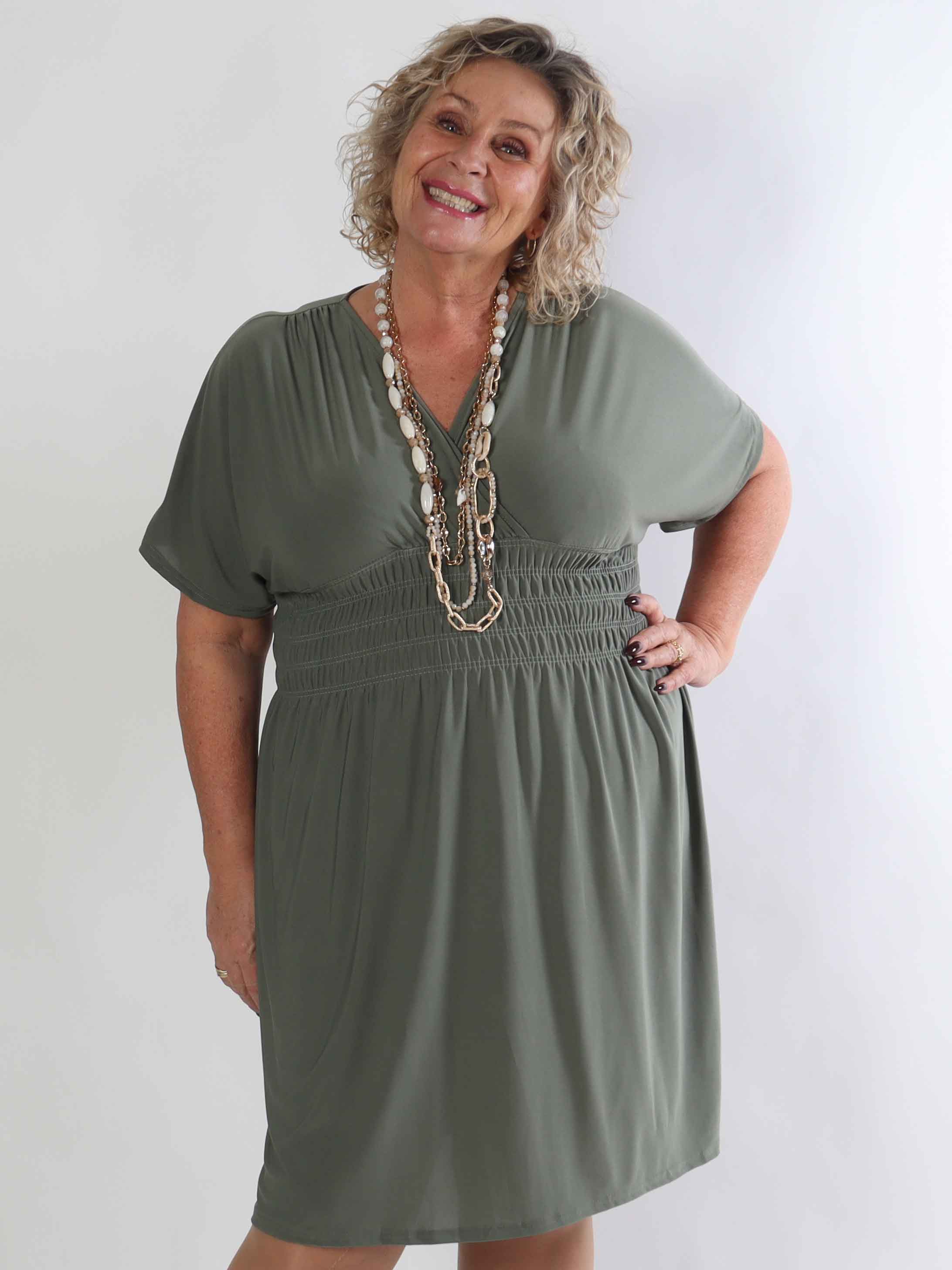 Pams Plain Short - Elastisk plus size kjole med smock i taljen