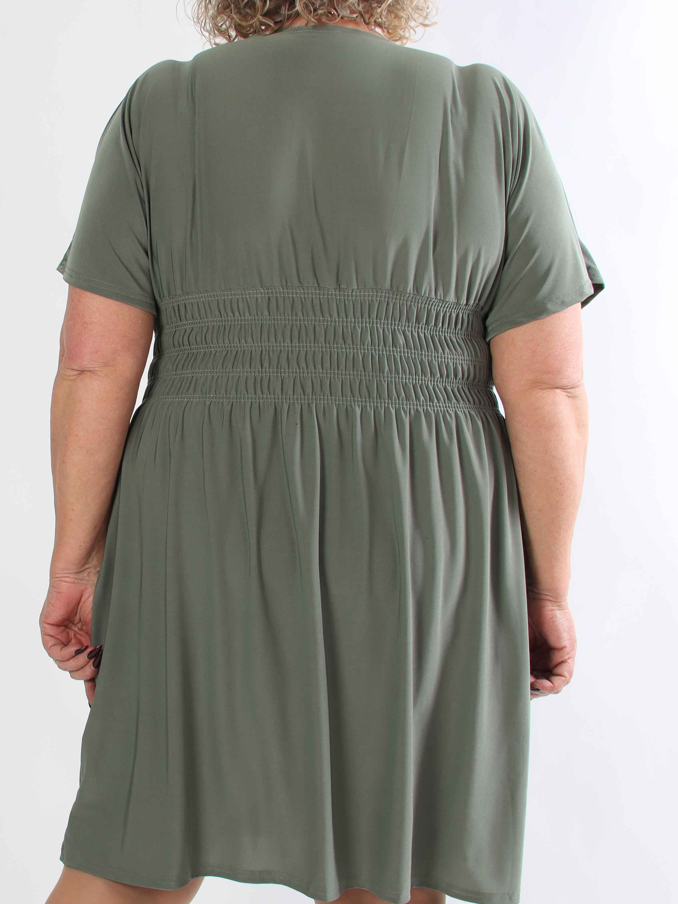 Pams Plain Short - Elastisk plus size kjole med smock i taljen