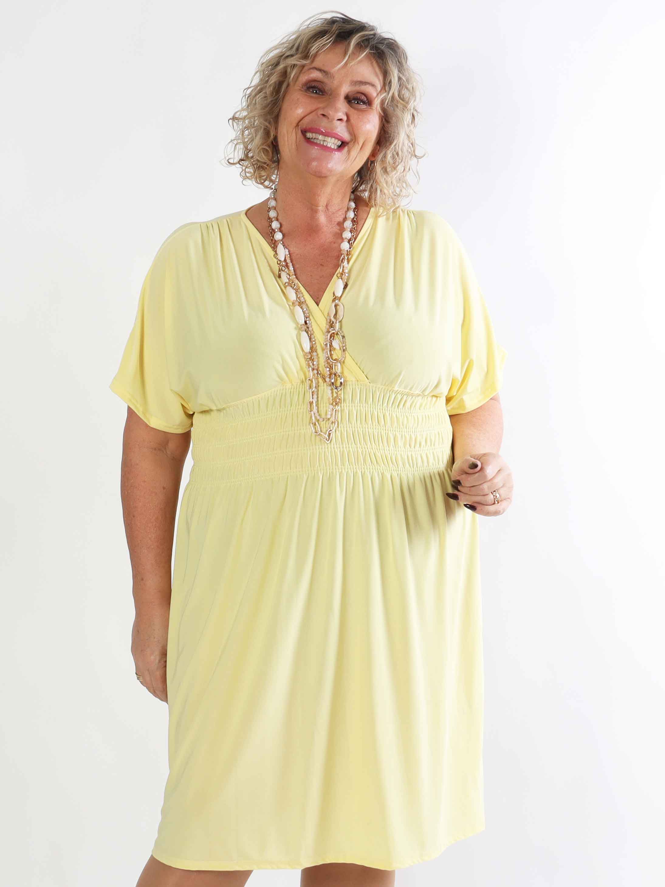 Pams Plain Short - Elastisk plus size kjole med smock i taljen