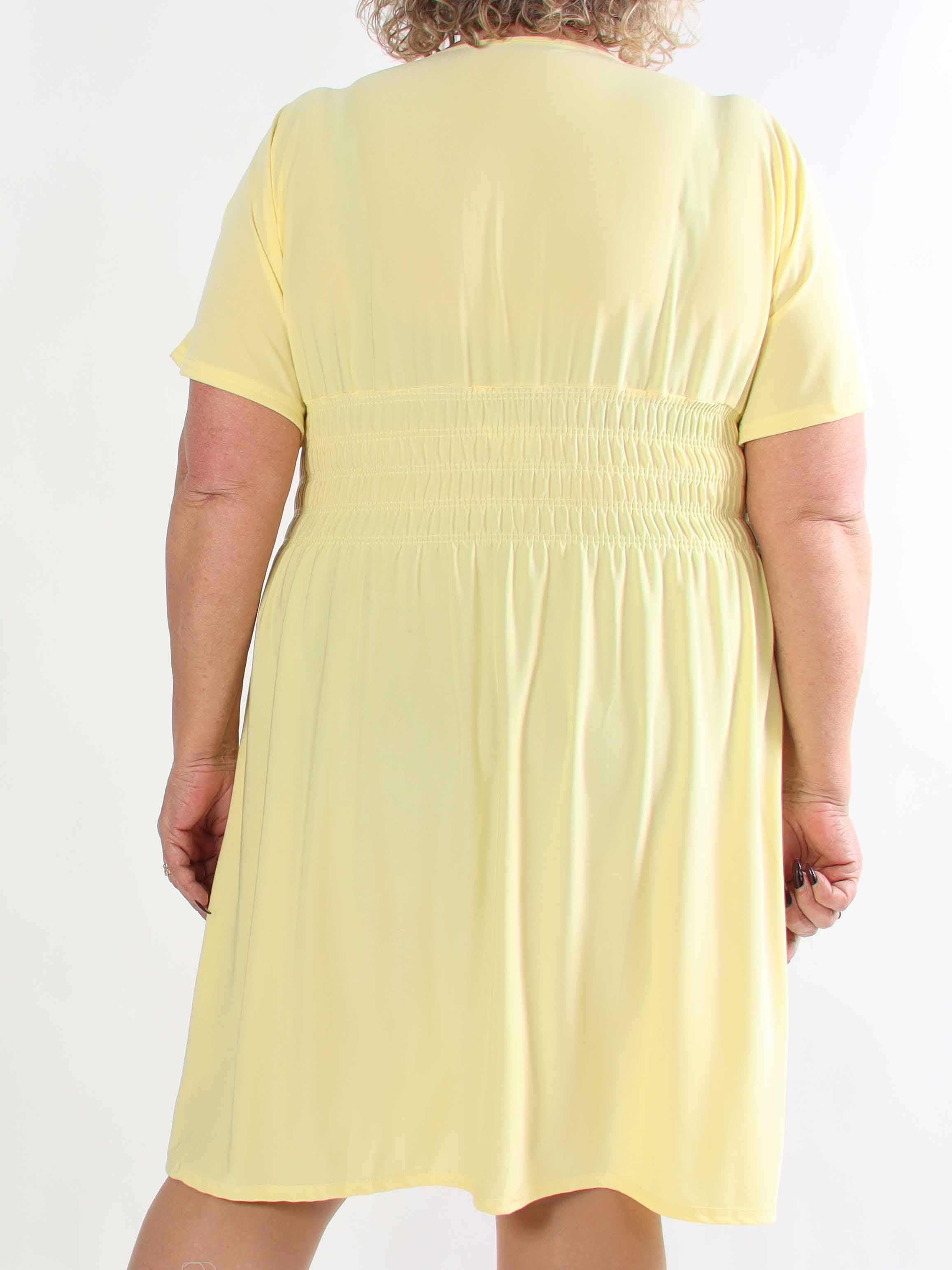 Pams Plain Short - Elastisk plus size kjole med smock i taljen