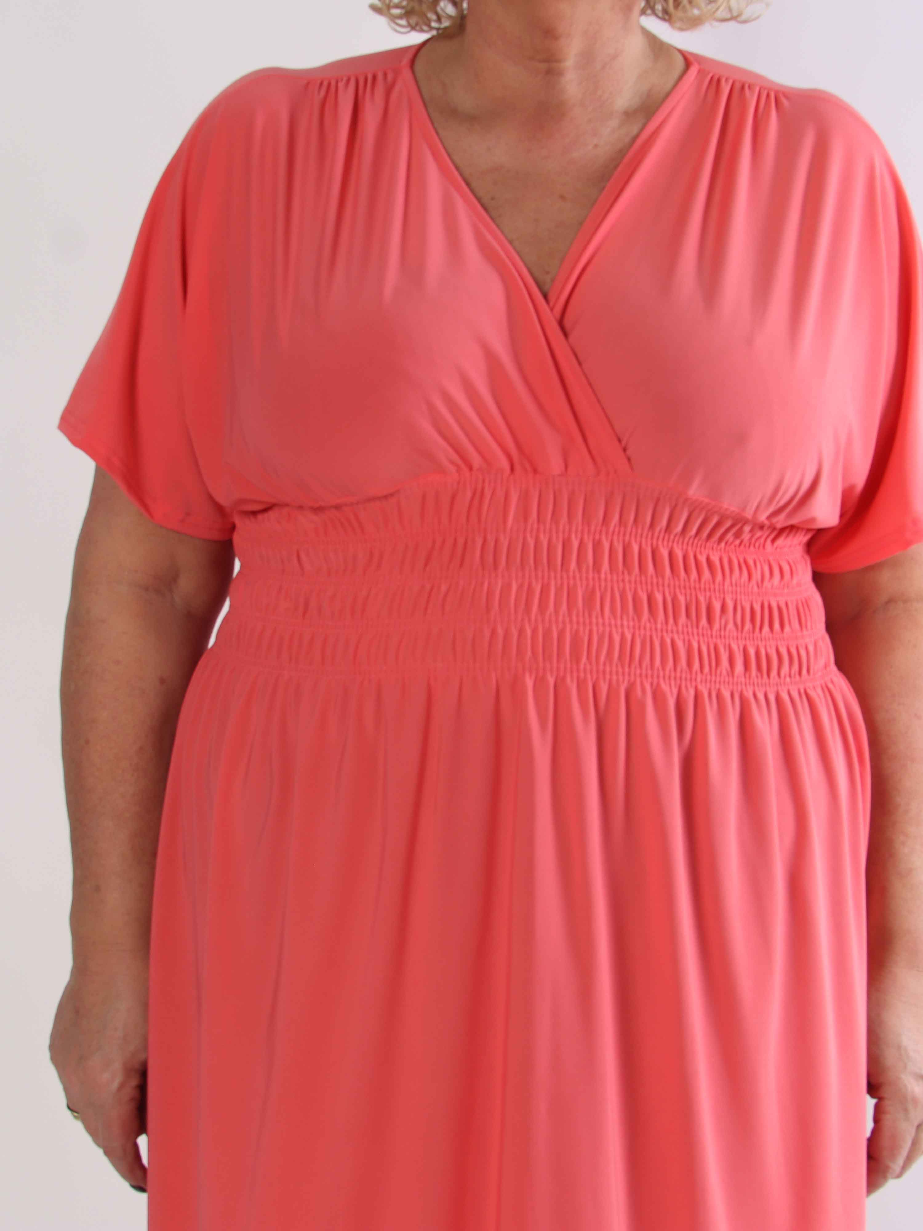 Pams Plain Short - Elastisk plus size kjole med smock i taljen