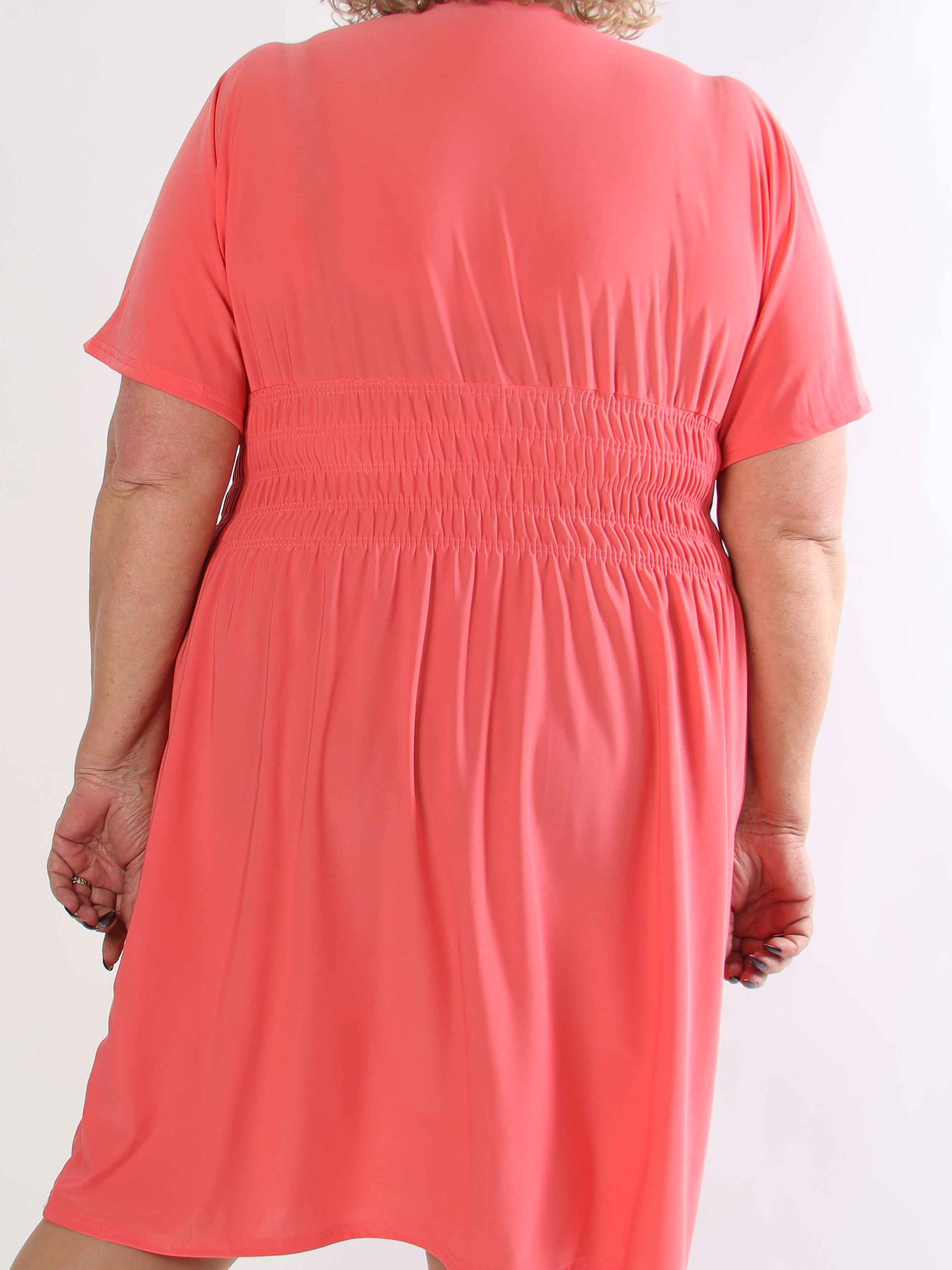 Pams Plain Short - Elastisk plus size kjole med smock i taljen