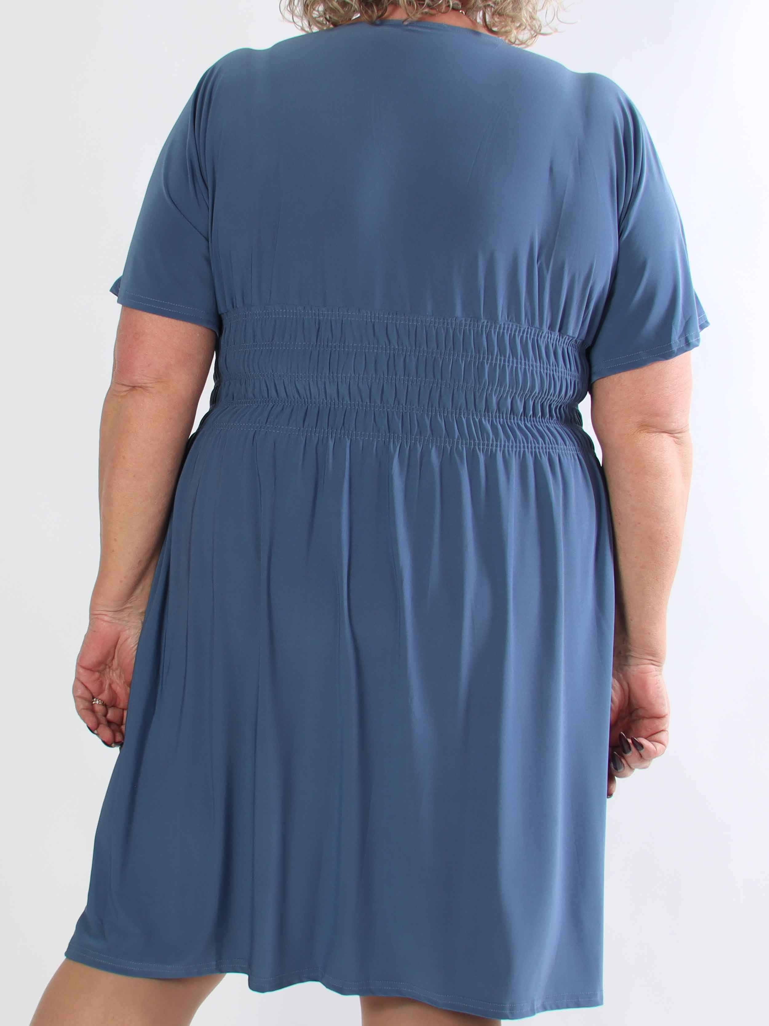 Pams Plain Short - Elastisk plus size kjole med smock i taljen