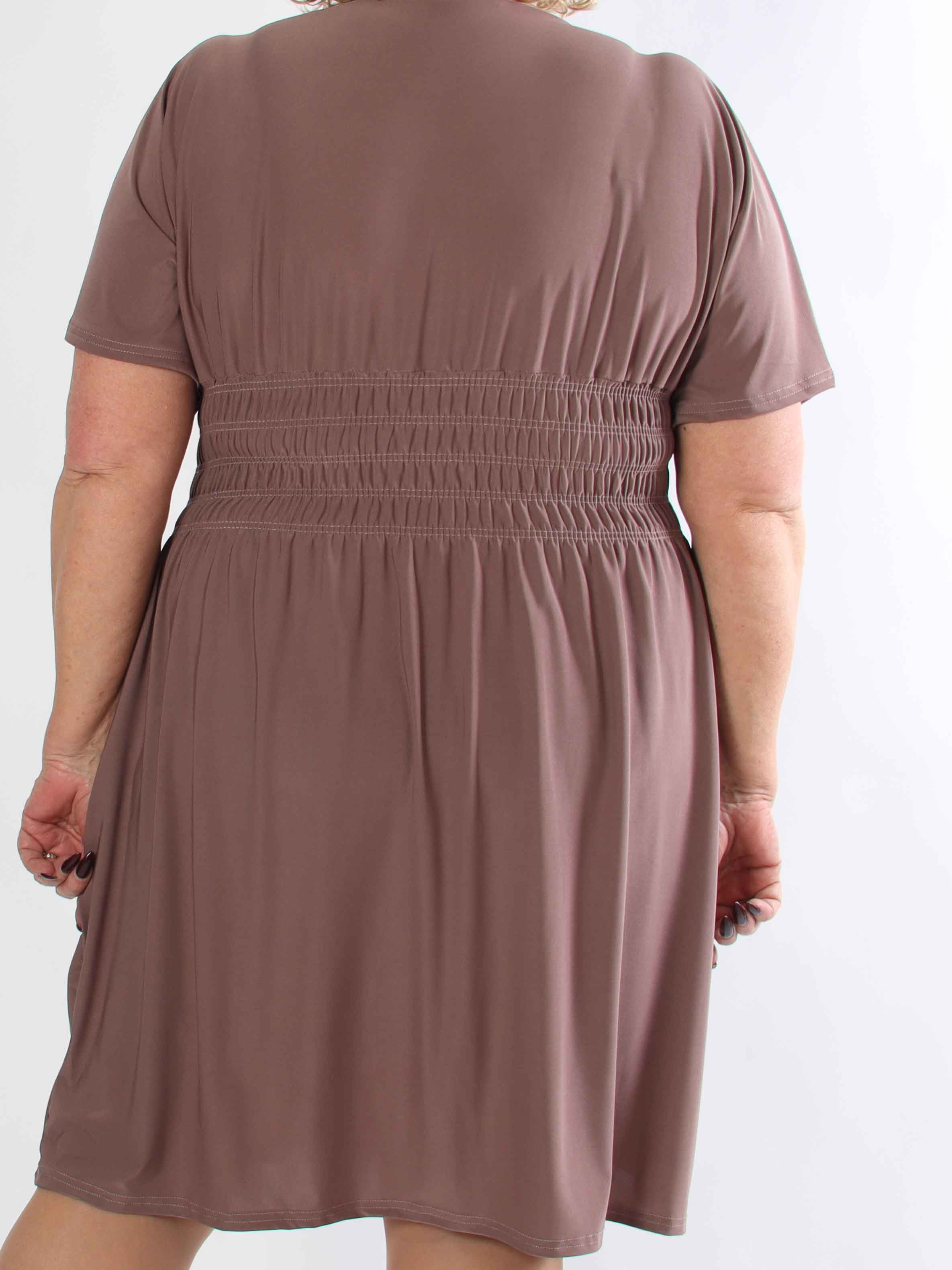 Pams Plain Short - Elastisk plus size kjole med smock i taljen