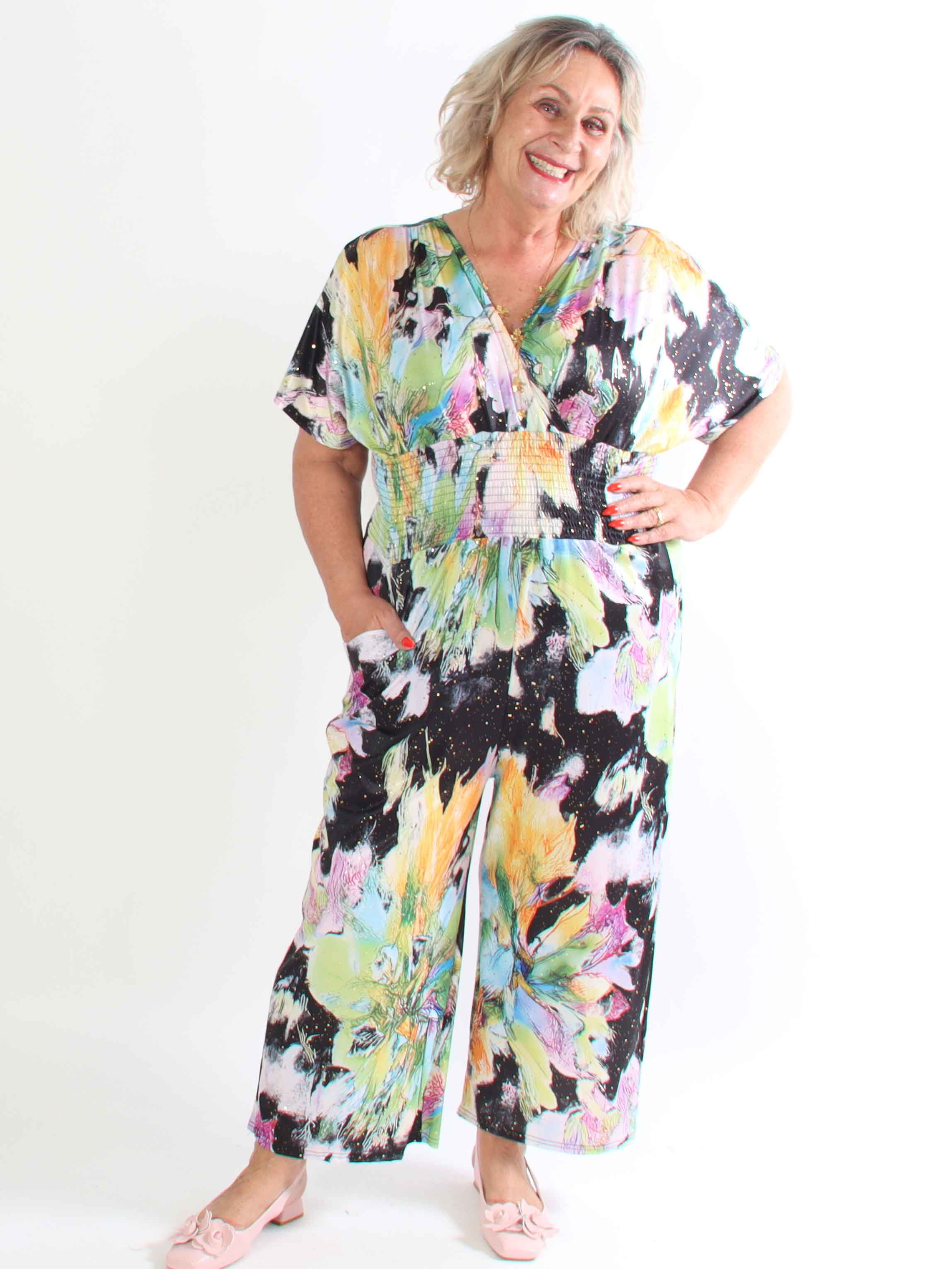 Pams Print Jumpsuit - Stretchig mönstrad plus size jumpsuit med guldfärgat damm