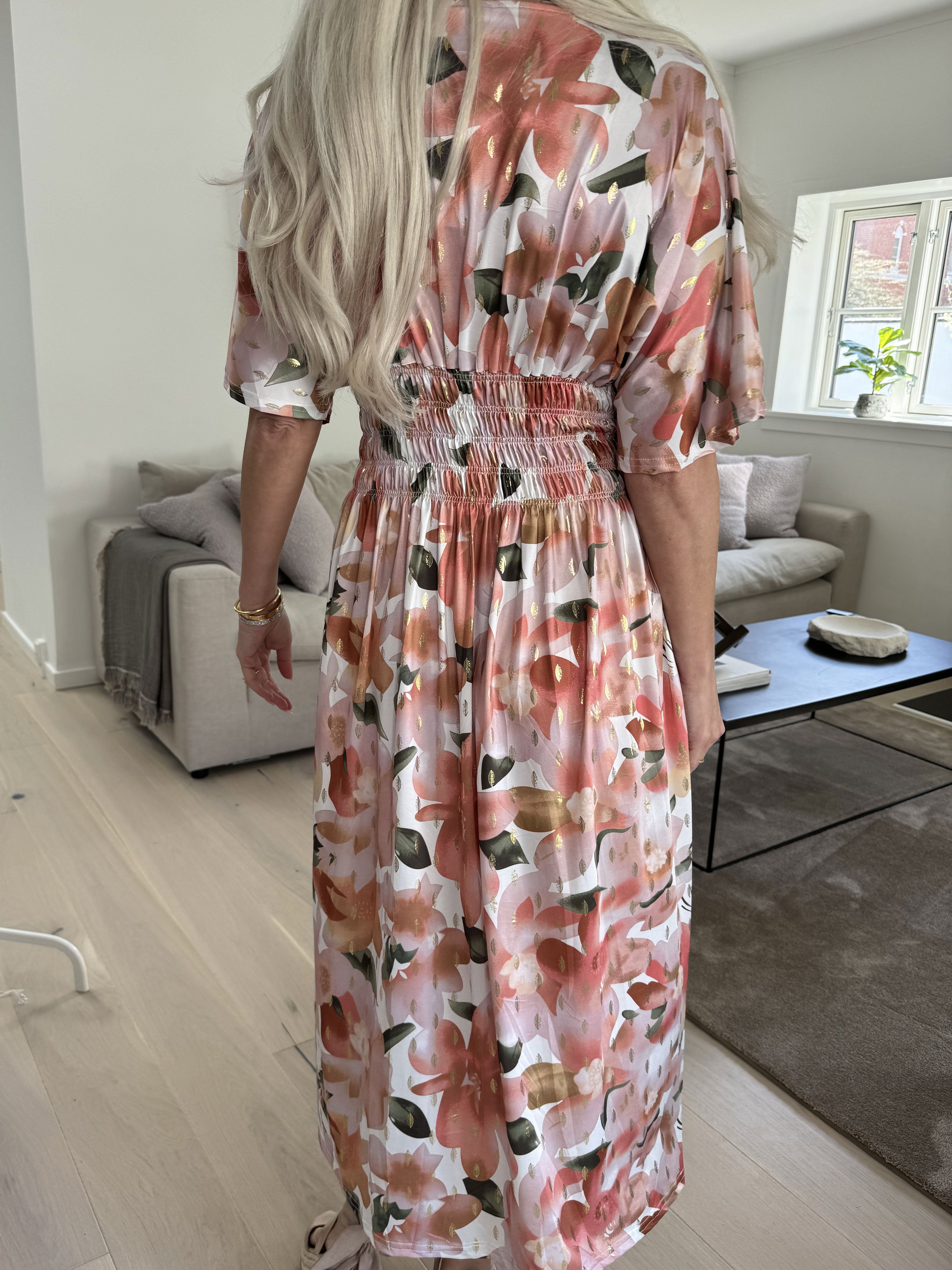 Pams Sweet Flower Midi - Elastisk klänning i skrynkelfritt tyg